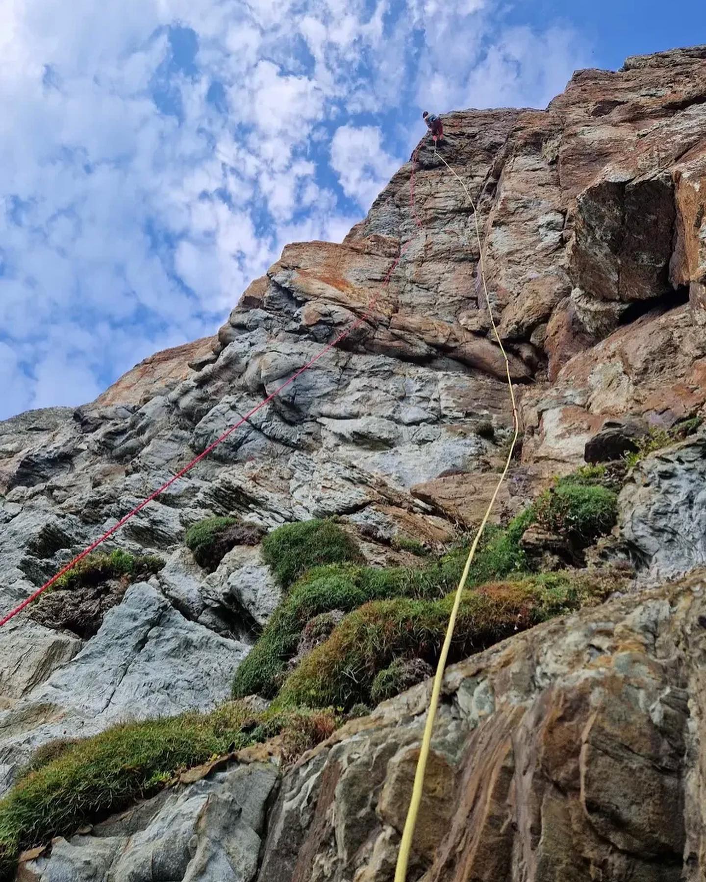 Pathological (E7 6c) ❌
Sometimes we don’t succeed and I think it’s important to share these experiences too!
A few years back I tried the E6 to the right that shares the same start but I’d never been on the top arête, I couldn’t remember anything but it wouldn’t have been a pure onsight.
I haven’t been onsighting much this year, a little rusty it took me a while to settle. The rock is a little snappy with gear that is ok but never 100% trusted. I built nests of gear to settle my mind.
On the upper arête I got pumped placing some average gear and fell off shortly after unable to figure out what to do quickly enough. Caff’s attempt ended similarly, I had a second go and got a couple of moves further but it was hard to see what to do. In hindsight we probably should have taken a look as some of the gear and moves were less obvious to see, especially with no chalk. But at the grade it was too tempting not to try it with some unknown elements! I’m proud I tried, I gave it absolutely everything I had on both goes committing 110% even though I was a little scared at times. I still came away with a smile on my face and having had a good day even with no send.
📸 @caffinspain