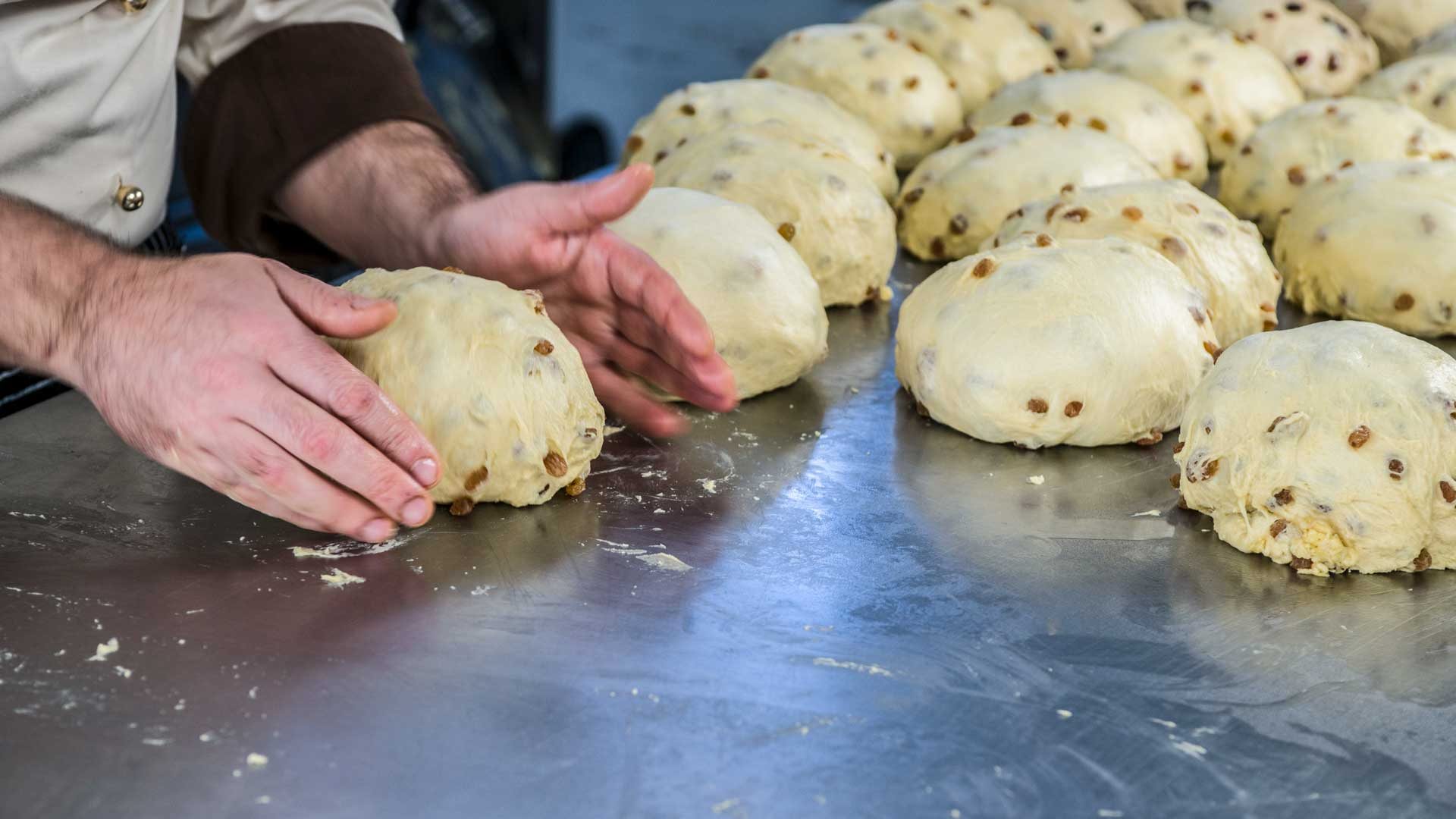 Vi porto in un mondo in cui la passione incontra la professione. Non si tratta solo degli ingredienti e tecniche di preparazionei; si tratta dell'amore che si mette in ogni creazione, in ogni impasto, in ogni stampo. Quanti/e come me hanno un debole per il Panettone Artigianale?
Il progetto completo è su andreavaneziano.it
#andreaveneziano #panettoneartigianale #tradizioneitaliana #tradizione #pasticceria #panettone #natale #italianculture