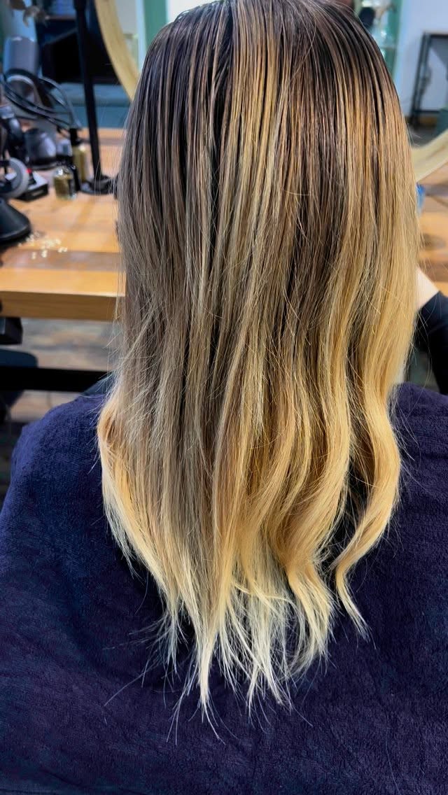 Rapunzel Effekt ❤️❤️❤️
Heute zeige ich euch wie ich Tressen einarbeite. Diese Technik eignet sich sowohl für Haarverdichtungen oder Verlängerungen!
Wir arbeiten hierbei ohne Hitze oder Kleber und haben somit die schonendste Technik für dieses wundervolle Ergebnis genutzt!
Bei Fragen und oder Interesse meldet euch gerne bei uns ❤️
#tressen #tressentechnik #haarverlängerung #blonde #blondehair #hairwork #hairlove #kopfkünstler