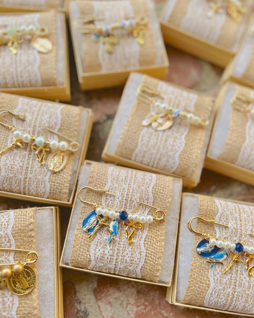 Open Book —>> Holly’s Hobbies 💌
Just finished working on some pins for car visors, bags, bouquets, sashes and more! Headed to Holly’s Hobbies 🎀🎉✨
Peep the bow charms, SEH pins & breast cancer awareness pins 🫶