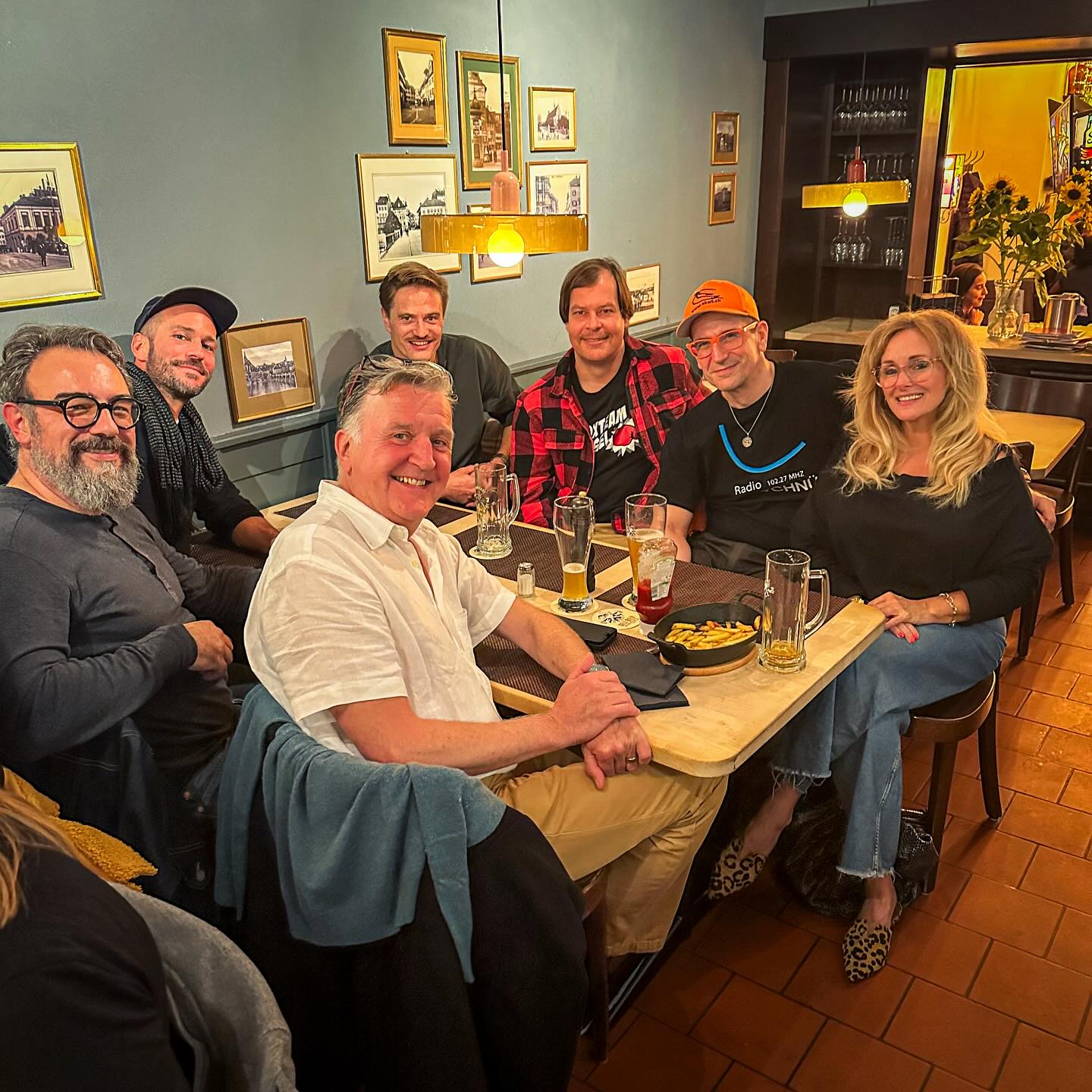 Sprecher:innen sind zumeist als Einzelkämpfer:innen unterwegs. Da tut es unheimlich gut sich dann und wann mit Kolleg:innen auszutauschen, zu schwatzen, lachen, lästern usw. Die Plappéros der VPS bieten die Möglichkeit dies in regelmässigen Abständen zu tun – immer wieder in anderen Städten der Deutschschweiz.