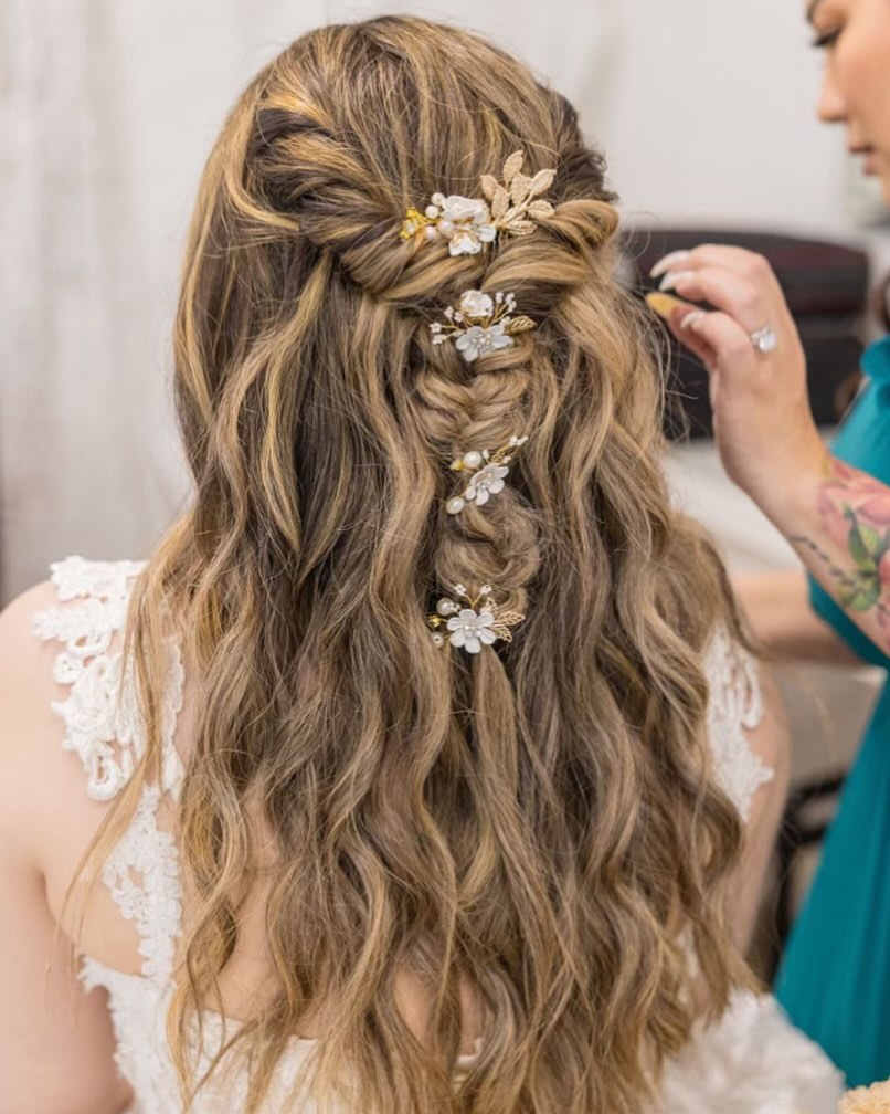 I have decided that I’m going to do a hair series, I don’t post much hair so let’s do it! Here is another #halfuphalfdownhairstyle with two #twist 🥰
.
.
.
.
.
#sessionsmakeup #bridedayof #weddingday #wedding #makeupartist #bridalmakeup #bridalmakeupartist #irvinewedding #makeup #makeupartistinirvine #irvinecalifornia #dayofwedding #weddinghairandmakeup #dayofhairandmakeup #bigday #hairandmakeupinirvine #bridalhairstyle #hobohairstyle #rusticwedding #rustichairandmakeup #rusticbridalhairstyle #wedgewoodweddingsuniversityclub #irvinemakeupartist #wedgewoodweddings