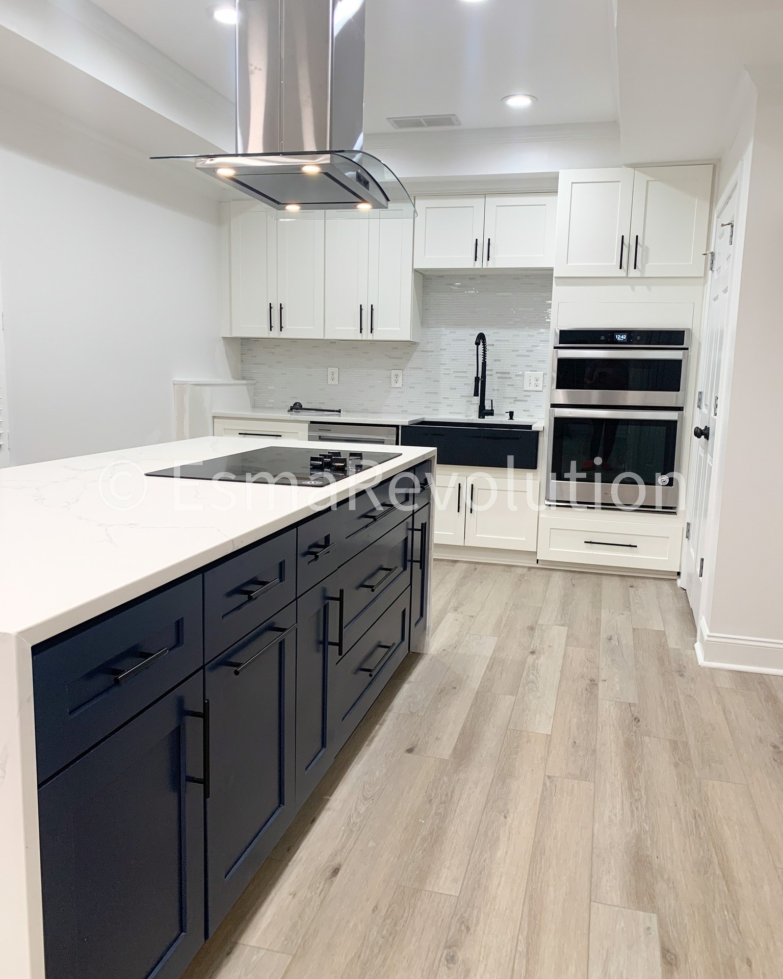 Did you know that even small kitchens can feel spacious with the right design? ✨ This remodel maximizes every inch with smart storage, sleek finishes, and a modern touch.
Ready for a kitchen upgrade? Whether big or small, we make every space functional and beautiful. Contact us now for a consultation!
678-760-2323
🌐 Esmarevolution.com