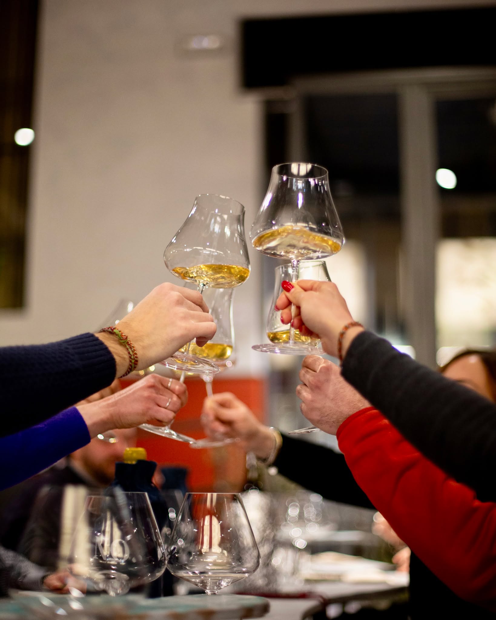 Alle 18 si aprono le porte di Rabarè, giusto in tempo per un calice post-lavoro o un aperitivo da godersi senza fretta.
Troverai un mix perfetto per vivere l’aperitivo in pieno stile #Rabarè: una carta dei vini studiata con cura dal nostro @maan_martin, signature drink e una selezione NoLo per chi sceglie la sobrietà senza rinunciare al gusto.
E ovviamente, i nostri immancabili snack. Perché l’aperitivo è un rito, e noi lo sappiamo bene.
Vieni a provare la nostra proposta di aperitivo, in Via Maria Vittoria 58/H!
Dal martedì al giovedì dalle 18.00 a mezzanotte.
Il venerdì e il sabato dalle 18.00 all’ 1.00.
Prenotati direttamente dal sito, al nostro Link in Bio!
#piccoliassaggi #grandiingredienti #cucinacreativa #nuovaapertura #nuovaaperturatorino #ristorantetorino #enotecatorino #bistrottorino #NoLo #rabarè