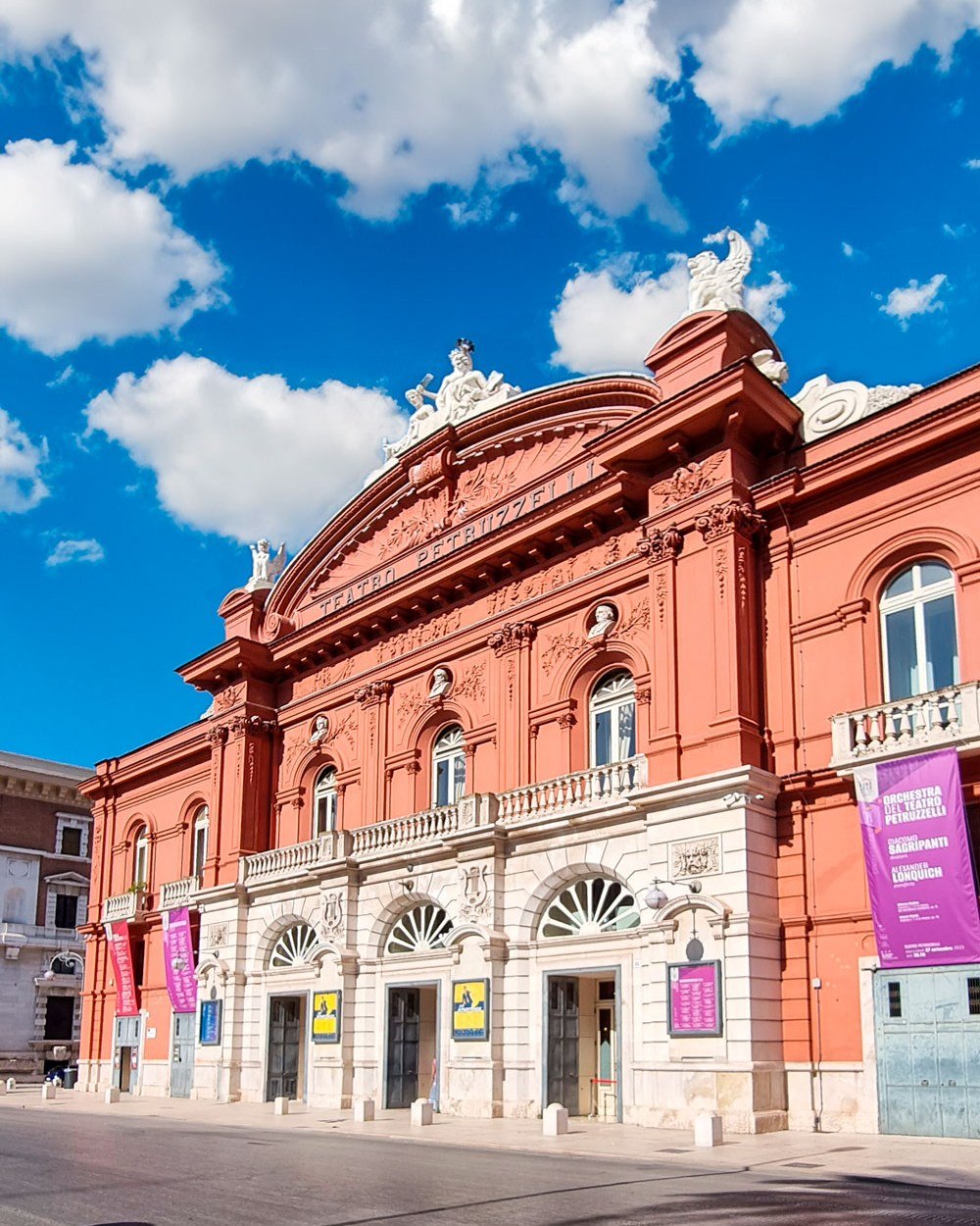 Ci sono strutture architettoniche talmente piene di personalità che sembra abbiano uno "sguardo".
E' quello che ho pensato quando ho riguardato questa foto dopo averla scattata, e ogni volta che la guardo ho davvero l'impressione di aver incrociato lo sguardo silenzioso del maestoso Teatro Petruzzelli. Una facciata che parla di storia e di spettacoli indimenticabili, in questo attimo avvolto da un'atmosfera silenziosa e contemplativa. È incredibile come la magia di un luogo possa trasformarsi, regalandoci momenti di solenne bellezza.
www.andreaveneziano.it
#andreaveveziano #bari #teatropetruzzelli #maggiobarese #teatro #puglia2024 #turismo #apulia2024 #apulia #fotografoperpassione #fotografo #bellavita #bellavitaweb #creativeintelligence Bellavitaweb @creativeintelligence.it