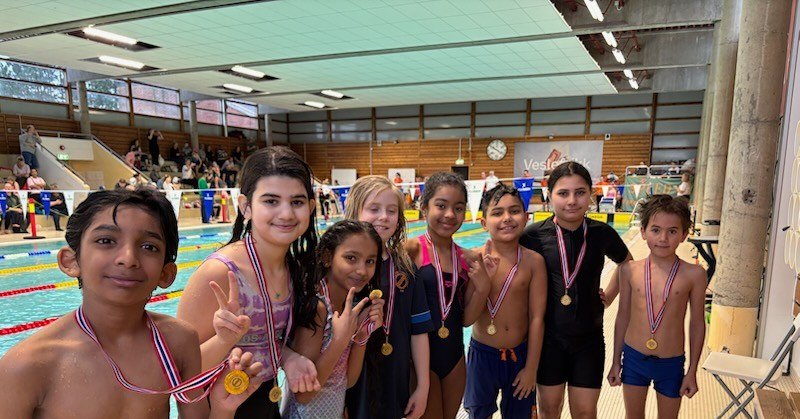 Veslefrikk første dag! 🏆🏊♀️🌟
Imponerende arbeid fra alle i og rundt bassenget i dag - rekruttene har gitt bånn gass og strålende innsats 👏
Takk til alle utøvere, trenere, frivillige, samarbeidspartnere og publikum som har stilt opp første dag på Veslefrikk.
Vi gleder oss masse til til fortsettelsen i morgen - vel møtt! 🤩