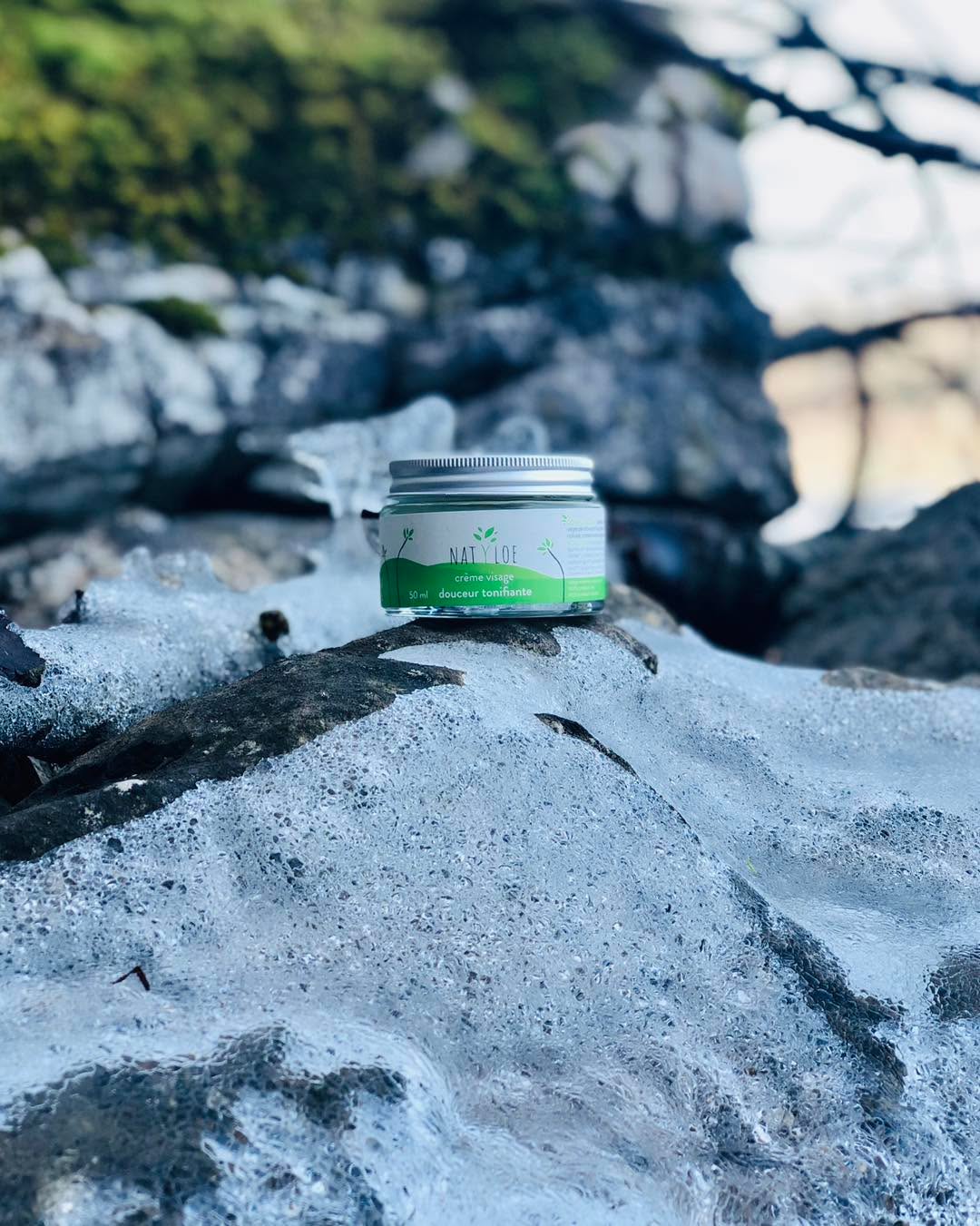L’hiver n’est pas encore parti mais la crème douceur tonifiante est toujours présente pour protéger votre visage soumis aux intempéries
Laissez vous gagner par sa douceur et son onctuosité
www.natyloe.fr
#natyloecosmetics #cremevisage #cremehydratante #bienetre #bienetreaunaturel #cosmetiquenaturelle #cosmetiquebio #madeinfrance #huileavocatbio #huileavocat #aloe #aloevera #essonnetourisme #valleedechevreuse #paysdelimours #serresdebeaudreville #lejura