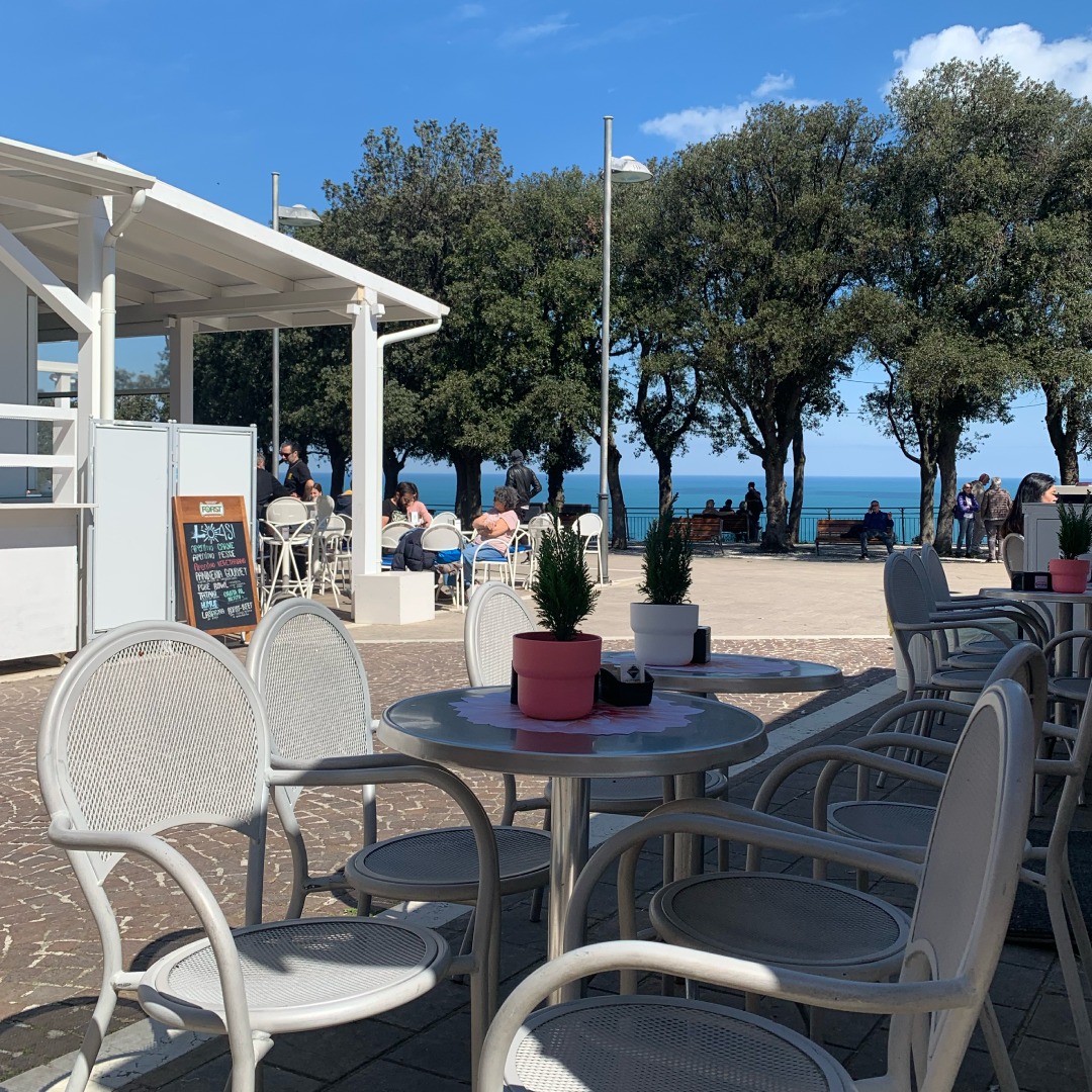 Finalmente è tornato il sereno qui a Sirolo... e con questo bel sole, il risveglio ha tutto un altro sapore! ☀️😍
Soggiorna nel nostro Relais e ogni mattina concediti una colazione da sogno nei nostri bar convenzionati con vista sul mare... Un orizzonte di sapori e di bellezza ti aspetta! 🌅☕️🍰
#marchetourism #italiabella #italyholiday #relax #comfort #bedandbreakfastitaly #rivieradelconerocollidellinfinito #bedandbreakfast #relais #siroloturismo #sirolobeach #terrazzasulmare #sirolo #estate2023