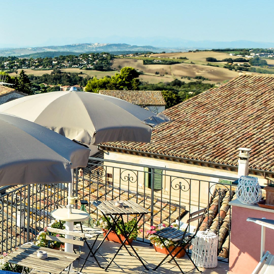 Non solo mare...🌊
La vista dalla nostra terrazza ti fa sentire come se fossi al centro del mondo, con il mare, le montagne e le colline ai tuoi piedi.😍
👉🏻 Immergiti in un panorama da sogno. Vieni a trovarci! 💙
#terrazzasulmare #rivieradelconero #sirolo #botique #marchetourism #italyholiday #relax #comfort #bedandbreakfastitaly