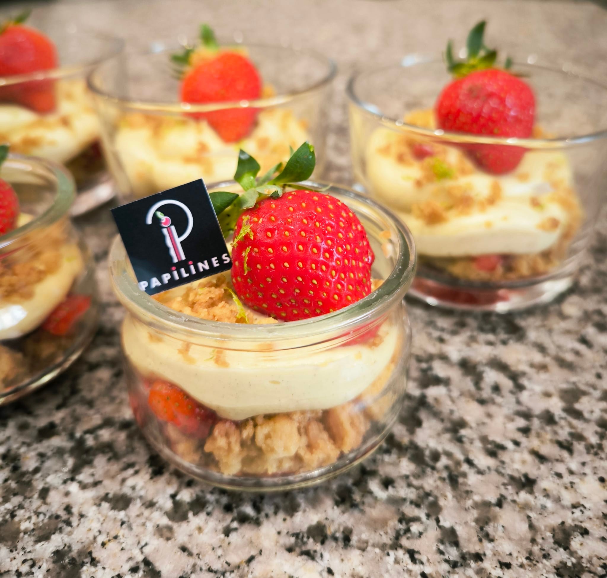 🍓 Je vous souhaite une belle journée 🍰
#verrinessucrées #dessertleger #papilines #patisseriemaison #fraises #crumble #tarn