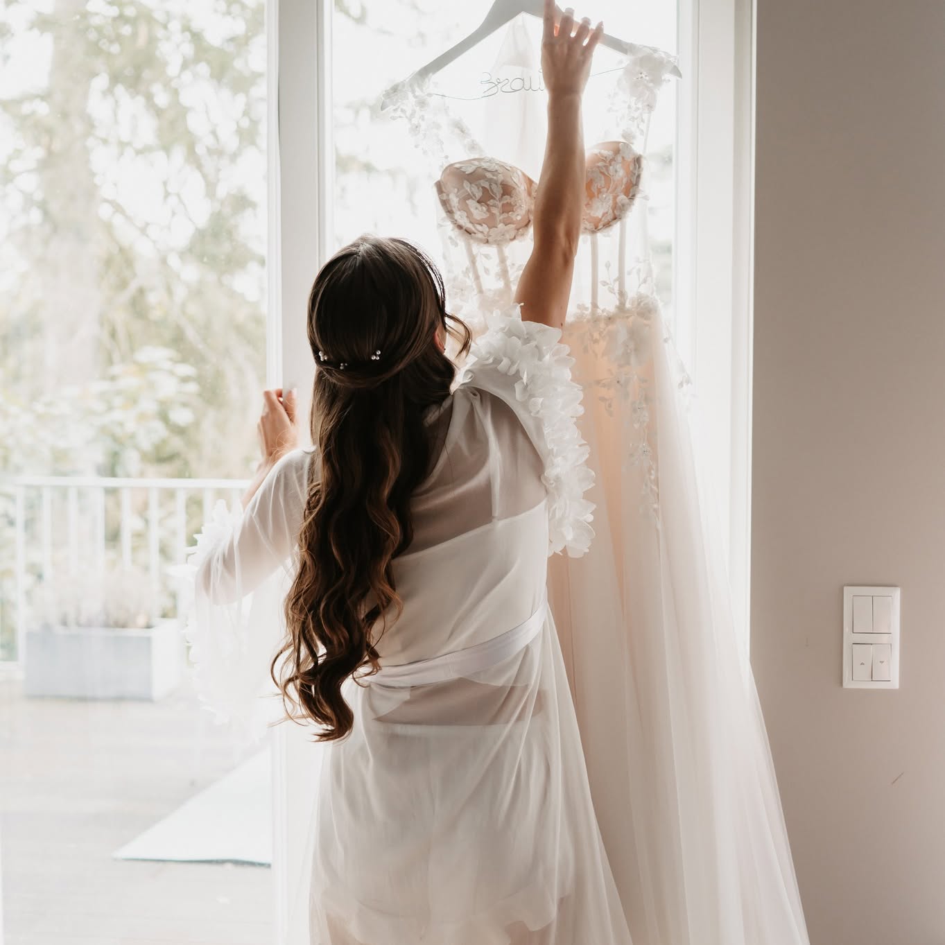 👰♀️ Brautkleid vor oder nach dem Styling anziehen? ✨
Die Frage aller Fragen am Hochzeitstag: Wann ziehe ich mein Brautkleid an – vor oder nach dem Styling? Hier kommt die Antwort!
💄 Nach dem Styling! 💄
Damit dein Kleid makellos bleibt und dein Styling nicht ruiniert wird, solltest du dich erst komplett schminken und frisieren lassen. So vermeidest du:
✅ Make-up-Flecken auf dem Kleid
✅ Abdecken des Kleides vor Haarspray ect.
✅ Hektik & unnötigen Stress💧
👗 Tipp: Zieh vorher einen Knopf- oder Reißverschluss-Bademantel an – so bleibt dein Look geschützt, bis es Zeit für dein Traumkleid ist!
#BrautTipps #GettingReady #Hochzeitsplanung #Brautstyling #weddingglow
Foto: @sarinaheinen_photography