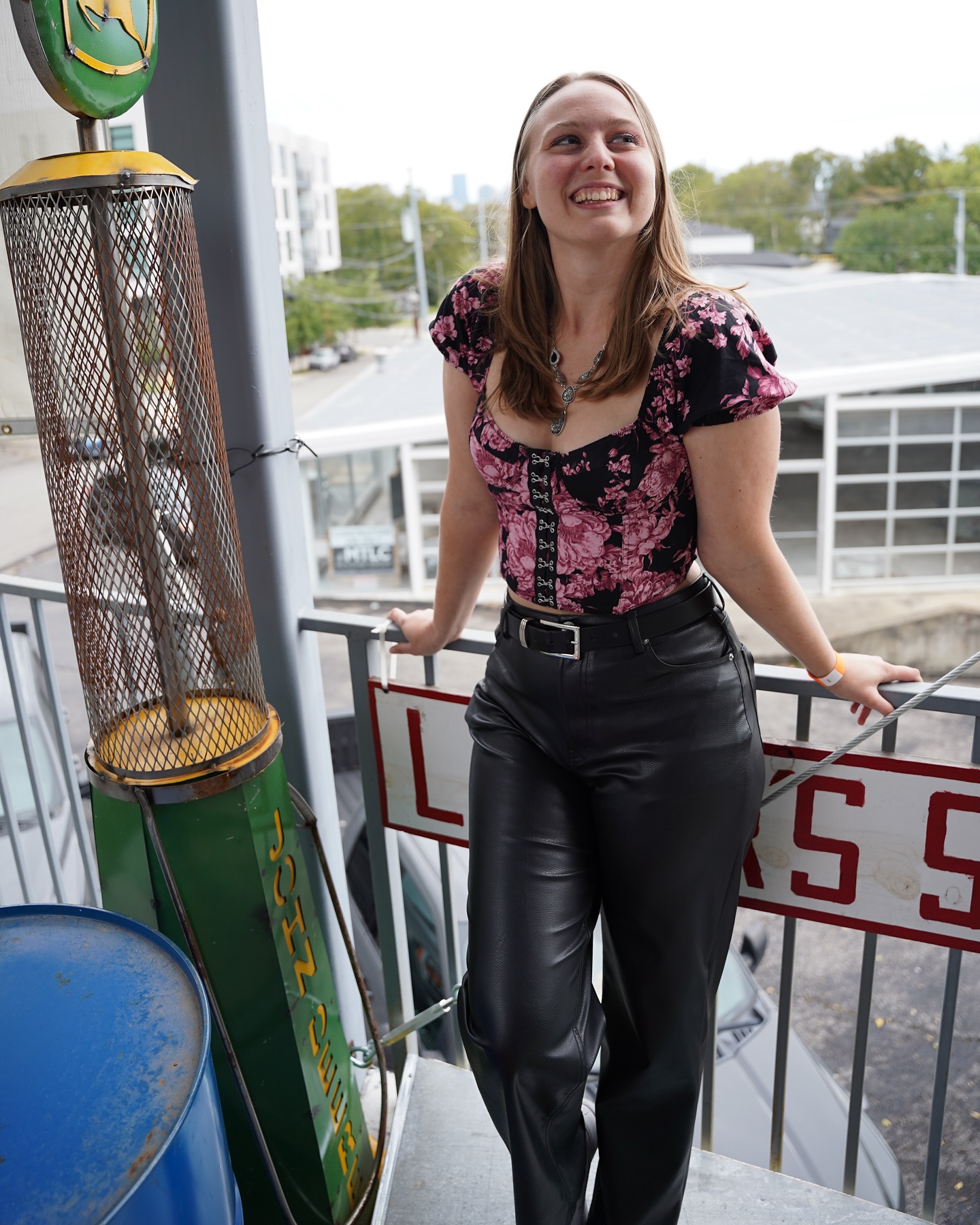 Sometimes I forget I have a personal music account 😂 @popvillemusic has taken over 😅 but here are some happy lil moments from the past few months 💖
P.S that is not my puppy but I friggin wish 🐶