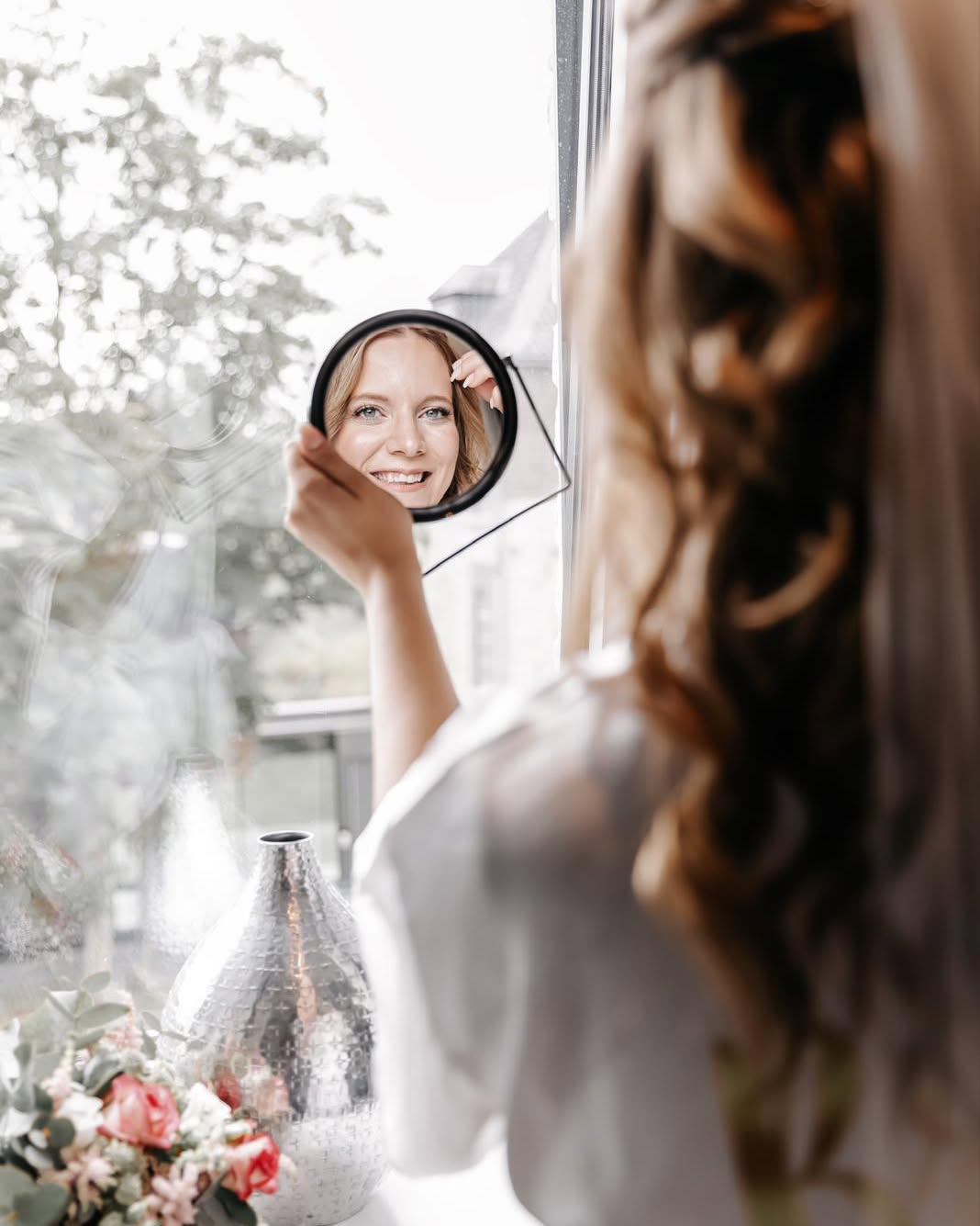 ✨ Wie möchtest du dich an deinem Hochzeitstag fühlen?✨
Dein großer Tag ist nicht nur ein Moment – es ist ein Gefühl. 💕 Stell dir vor: **Strahlend, entspannt, voller Selbstbewusstsein.** Genau so soll dein Styling sein!
💡 **Was möchtest du ausstrahlen?**
🌿 **Natürlich & mühelos schön** – Ein sanftes, zeitloses Make-up und eine elegante Frisur unterstreichen deine Persönlichkeit.
💎 **Elegant & glamourös** – Ein Look, der deine Ausstrahlung verstärkt und dich auf jedem Foto zum Leuchten bringt.
🌸 **Zart & romantisch** – Weiche Wellen, dezente Farben und ein Hauch von Glow für pure Leichtigkeit.
Egal, welcher Stil zu dir passt – ich kreiere mit dir gemeinsam einen Look, der deine **Schönheit unterstreicht und dich genau so fühlen lässt, wie du es dir wünschst!** ✨
#BrautGlow #MeinPerfekterTag #StrahlenVonInnen #Brautstyling #Hochzeitsvorbereitungen