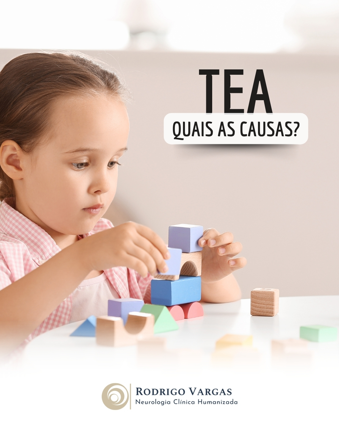 O Transtorno do Espectro Autista (TEA) é uma condição neurodesenvolvimental complexa cuja causa exata não é totalmente compreendida. Entretanto, estudos indicam que fatores genéticos e ambientais desempenham um papel significativo.
Causas Genéticas:
O TEA tem forte componente genético. Mutações ou variações em múltiplos genes relacionados ao desenvolvimento cerebral e à comunicação neural têm sido associadas ao transtorno. Algumas condições genéticas específicas, como a síndrome do X frágil e a esclerose tuberosa, aumentam o risco de TEA. Além disso, a hereditariedade é significativa, pois irmãos de indivíduos com TEA têm maior probabilidade de também apresentar o transtorno.
Fatores Ambientais:
Fatores ambientais durante a gestação podem influenciar o risco de desenvolvimento do TEA. Infecções maternas, exposição a toxinas, poluição do ar, idade avançada dos pais (especialmente do pai) e complicações durante o parto são fatores associados a um risco aumentado. No entanto, esses fatores geralmente interagem com a predisposição genética.
O que Não Causa Autismo:
Pesquisas científicas descartaram a relação entre vacinas e TEA, sendo essa uma teoria amplamente desacreditada.
O TEA é resultado de uma combinação complexa de influências genéticas e ambientais. Identificar e compreender essas causas é essencial para desenvolver intervenções precoces e estratégias de apoio adequadas.
Dr. Rodrigo R. N. Vargas
Médico Neurologista e Neuropediatra
Título de Especialista em Neurologia pela Academia Brasileira de Neurologia (ABN/AMB)
Título de Especilista em Neuropediatria pela Sociedade Brasileira de Pediatria e Academia Brasileira de Neurologia (SBP/ABN/AMB)
Membro Titular da Academia Brasileira de Neurologia (ABN)
Membro Titular da Sociedade Brasileira de Neurologia Infantil (SBNI)
CRM-GO 15286 / RQE 9716 / RQE 18012
#inclusaosocial
#autismosempreconceito
#TodosPeloAutismo
#EntendaOAutismo
#mundoazul
#paisatentos
#Neuropediatria
#OesteGoiano
#rodrigovargasneuro
#HospitalSãoPaulo