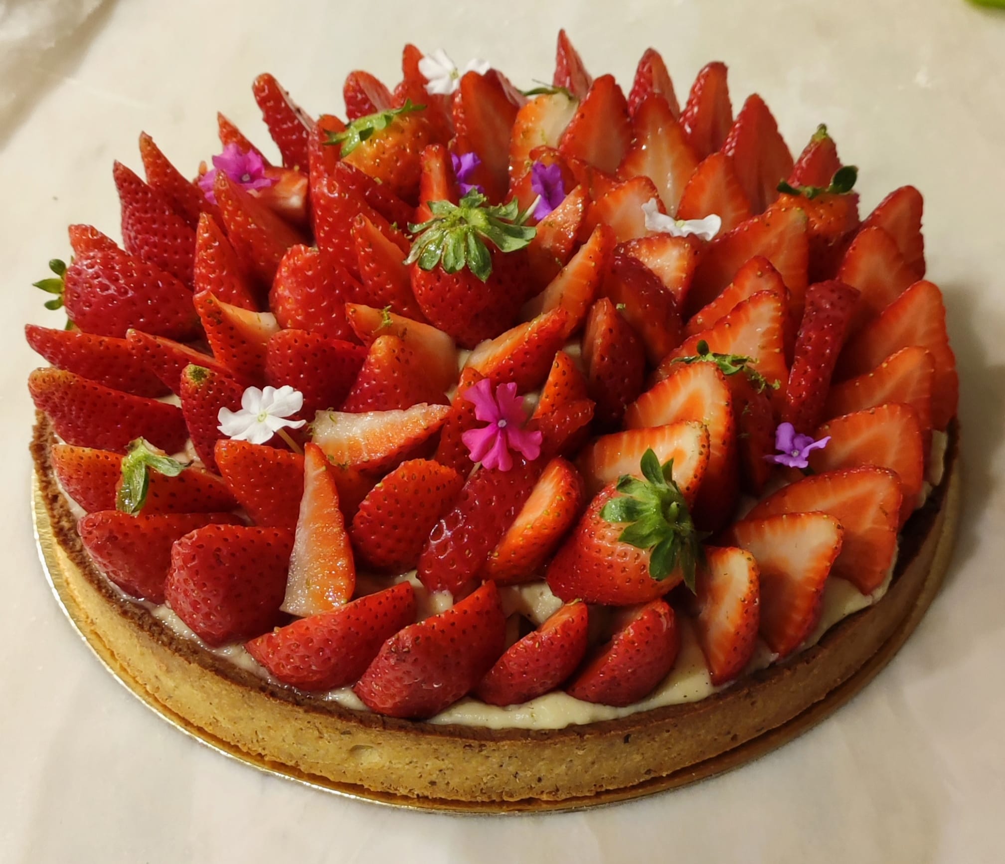 🍓Le week-end du 8/06 sera sous le signe de la FRAISE. Disponibles en individuels, 4/6 pers et 6/8 pers, votre FRAISIER favori ou votre TARTE aux fraises vous attendent 🤤.
☑️Infos et commandes sur www.papilines.com ou au 06 19 52 97 10 .
☑️ Livraisons possibles
☑️
#tarn #fraisier #mousseline #patissiere #albimaville #gaillactourisme #villeneuvesurvere #pastrylove #dessertleger #entreamis #barbecuetime #jameneledessert #instafood #fraiseslocales #fraiseslover