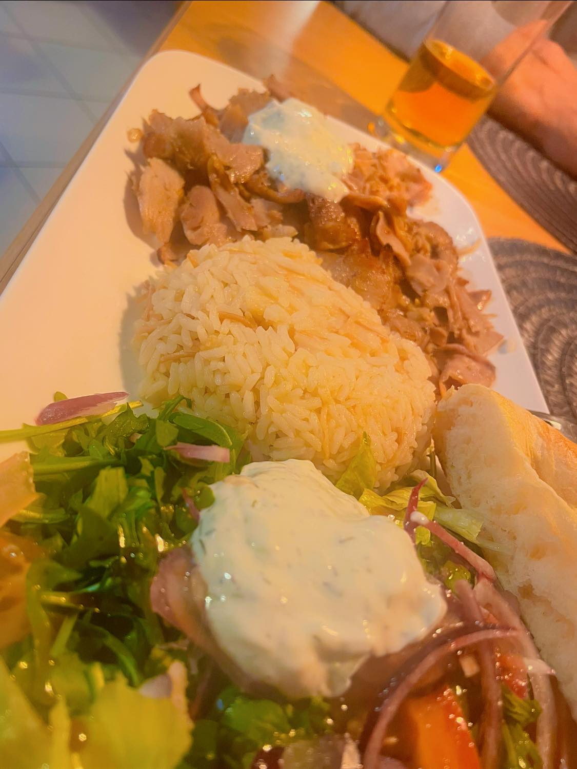 Upper House Döner Teller
Erleben Sie pure Genussmomente mit unserem Döner Teller: Zartes, aromatisch gewürztes Fleisch vom Spieß trifft auf eine lockere Portion duftenden Reis. Begleitet von frischem, knackigem Salat und unseren hausgemachten Soßen – von mild-cremig bis würzig-pikant.
#UpperHouse #DönerTeller #FrischUndLecker #GenussMomente #upperhouseaystetten