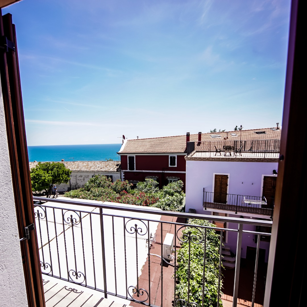 😍 Quando ti affacci dal balcone del Relais l'Orizzonte e respiri l'aria di mare, capisci subito che sei in un luogo speciale...💙
👉🏻In quale spiaggia del Conero andrai oggi a goderti questo paradiso? Facci sapere nei commenti 🏖👇🏻
#sirolo #rivieradelconero #terrazzasulmare #sirolobeach #rivieradelconerocollidellinfinito #siroloturismo #bedandbreakfast #italiabella #relax #comfort