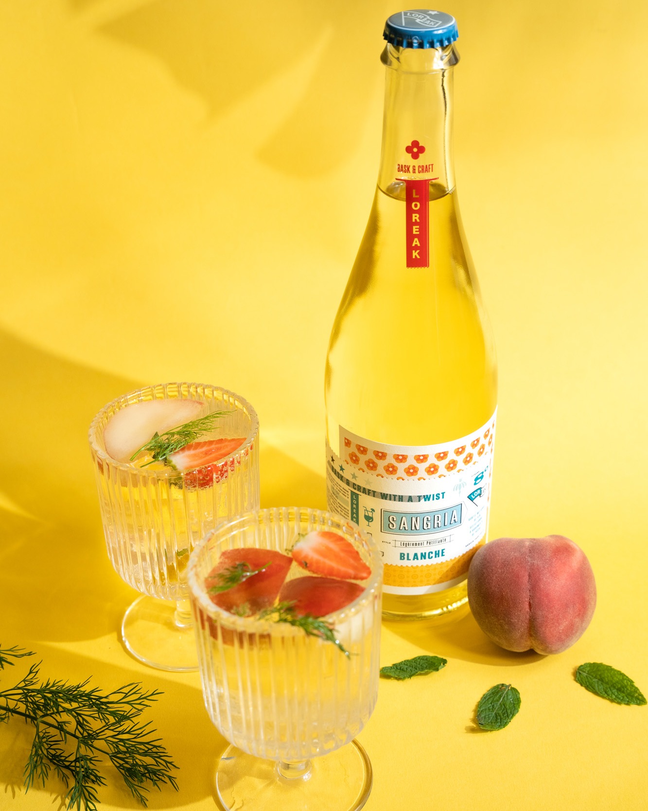 Mmmmhhh…La Sangria Blanche LOREAK 🍑☀️
Confectionnée artisanalement au Pays Basque à partir de vin blanc, et d’arômes naturels d’agrumes et de pêche, c’est la boisson parfaite pour l'été qui allie fraîcheur et gourmandise !
Avec une jolie couleur claire, la Sangria Loreak blanche, a un goût frais et acidulé avec d’étonnantes saveurs de fruits exotiques, d’abricot et de pêche.
~
Faites pétiller votre été avec LOREAK !
Les sangria confectionnées artisanalement à Ayherre au Pays Basque