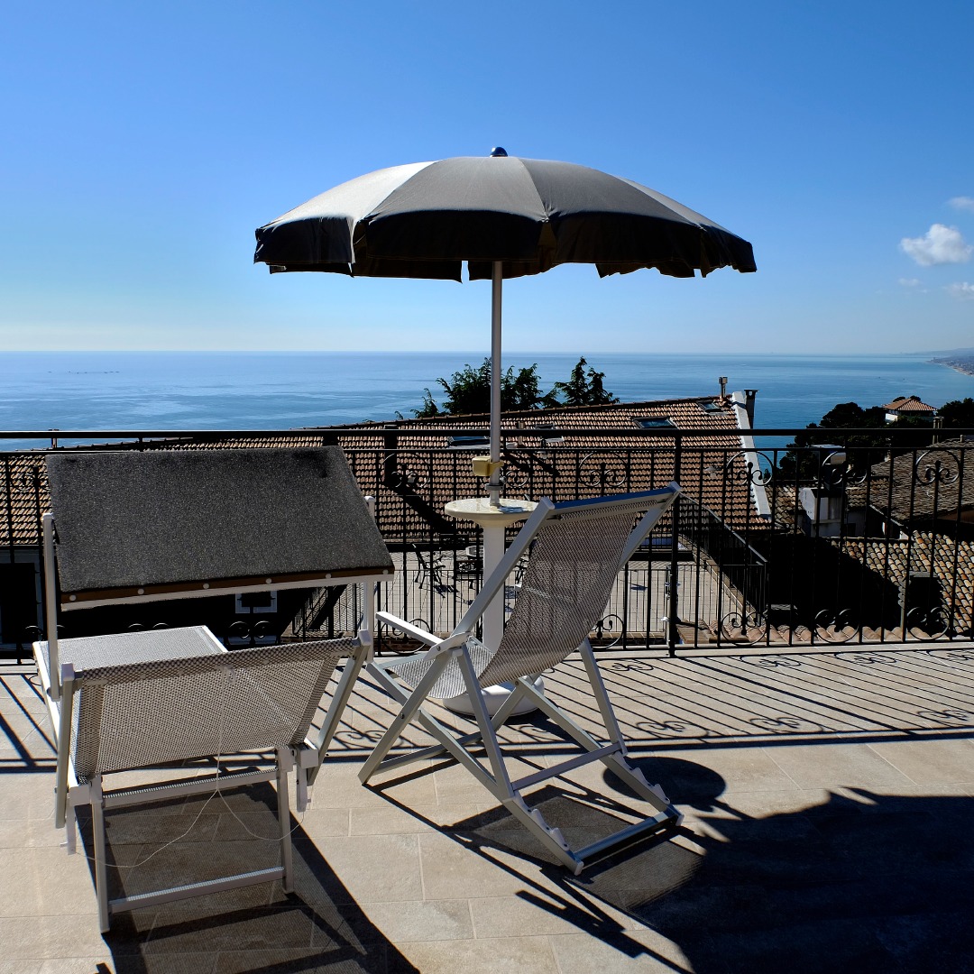 😌 Se vuoi trascorrere del tempo in totale relax, fai tappa sulla nostra terrazza...🏖
Con la vista mozzafiato sul mare e l'atmosfera intima e rilassante, ti dimenticherai di ogni pensiero di troppo e non vorrai più andar via! 🌊😍
#botique #italyholiday #marchetourism #comfort #relax #bedandbreakfast #rivieradelconerocollidellinfinito #relais #sirolobeach #siroloturismo #sirolo #rivieradelconero #terrazzasulmare