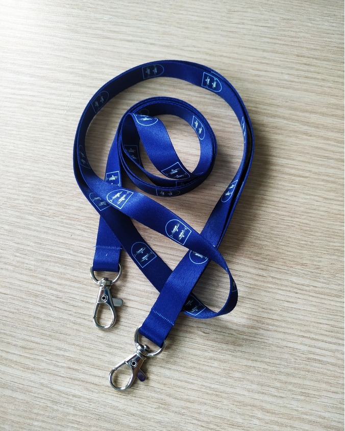 Kaklajuostės - daugeliui neatsiejama kasdienybės darbe dalis. Rinkitės tik kokybiško audinio juosteles, o mes padėsime susikurti norimą dizainą. Galime naudoti originalias jūsų prekės ženklo spalvas! #atributika #logotipospauda #Vilnius #reklamospasaulis #kaklajuostes #kaklajuostessuspauda https://reklamospasaulis.lt/kaklajuostes