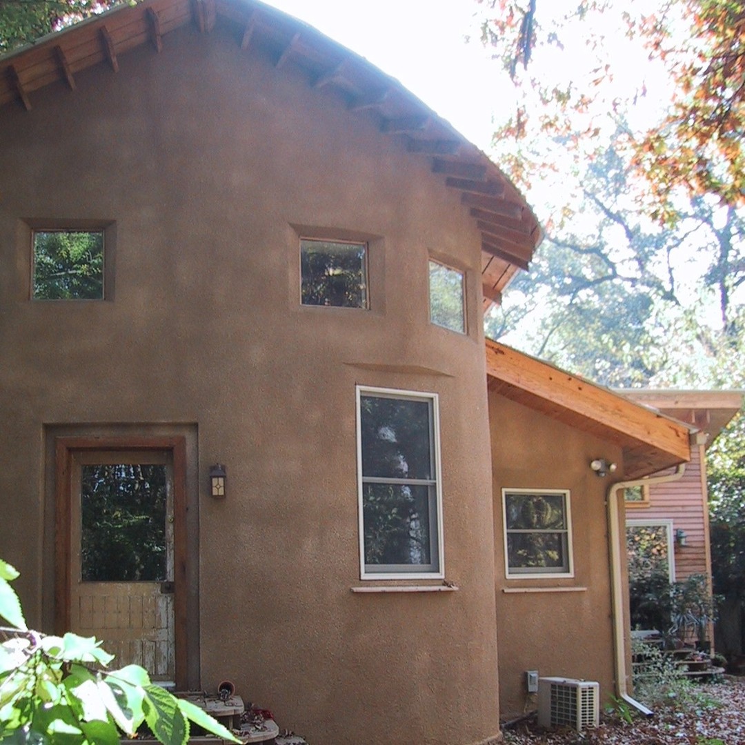 A project #fromthevault
This 1,000 SF addition to a home outside #washingtondc built in 1998 was my first substantial natural building project. I drew the plans for another architect, and then worked with another woman to construct the whole thing.
Features #strawbale insulation (#kindamything), #cob interior walls, & tons of #salvage and #recycled #buildingmaterials.
The whole addition is so efficient that they kept it warm during the first winter (while we built the connection to their existing house) using only the appliances in the space (mostly the heat from the fridge).
#thisis #naturalbuilding #myprojects #buildlikeagirl #designlikeagirl #architecture #naturalarchitecture #interiordesign #designforliving #empowerment #healthyhome #homestead #artistlife #sculptedhouse #buildingempowerment #ilovemyjob