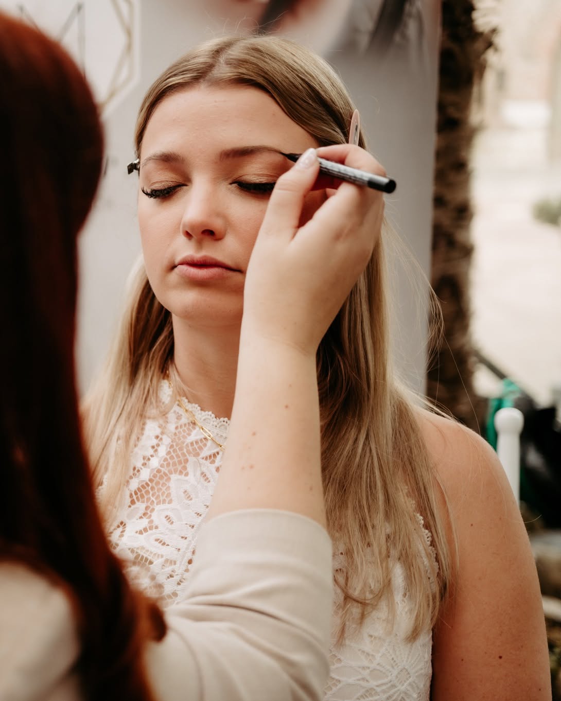 🔮 Das sind die angesagtesten Bridal-Hair-Trends für 2025:
1️⃣ Soft Waves & Hollywood Glam 🎞️
Klassische Eleganz trifft modernen Chic – sanfte, voluminöse Wellen sorgen für einen glamourösen Look mit natürlichem Finish.
2️⃣ Sleek Bun – Clean & Edgy 💎
Glatte, tief sitzende Chignons oder straffe Dutts mit Mittelscheitel wirken edel und absolut zeitlos. Perfekt für minimalistische Bräute!
3️⃣ Romantische Flechtfrisuren 🌿
Ob locker geflochtene Zöpfe oder verspielte Boho-Kränze – geflochtene Elemente bleiben ein Must-have für 2025.
4️⃣ Messy Chic – Undone Looks ✨
Lockere, leicht zerzauste Hochsteckfrisuren oder Half-up-Styles bringen eine entspannte, moderne Note in den Bridal-Look.
5️⃣ Perlen & Statement-Haarschmuck 💍
Zarte Perlenpins, funkelnde Spangen oder aufwendige Haarreifen setzen individuelle Akzente und machen jede Frisur einzigartig.
💡 Tipp: Die perfekte Frisur unterstreicht deinen Stil und passt zu deinem Kleid – lass dich beraten und finde deinen Signature-Look!
#BridalHair2025 #Hochzeitsfrisuren #WeddingGlow #Brautstyling #TrendLooks
Hochzeitsmesse | @theweddingmatch
Location & Catering | @plantikow_event_catering
Floristik & Dekoration | @juliaervenexklusivefloristik
Hair & Make-up | @brautstyling_melina
Traurede & Gesang | @ellaine.engel.trauungen
Torte & Desserts | @der_tortenbutler
Hochzeitsplanung | @just_younique_weddings
Papeterie | @liebe.erika.papeterie
Fotografie | @hochzeitsfotografie_mit_herz_
Videografie | @my_wedding_video_aachen
Brautmode | @meine_liebe_brautmode
Herrenmode | @maennermode_am_markt
Eheringe & Schmuck | @die.goldmacherei
Kinderbetreuung | @lurchilu.events4kids
DJ | @dpvb_veranstaltungstechnik