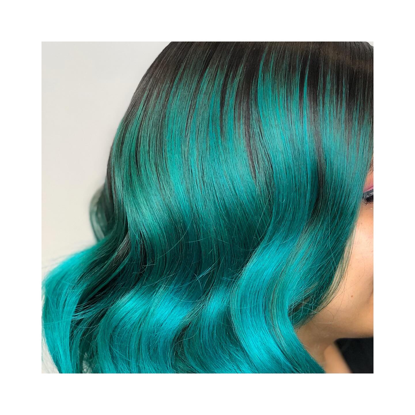 “Deep ocean vibes 🌊✨ Dive into this mesmerizing teal blend that flows like the sea. Perfect for those ready to make bold, vivid waves with their hair!
.
.
.
.
.
#TealHair #VividHairColor #HairGoals #BoldHair #HairInspo #HairArt #HairTransformation #ColorfulHair #TealVibes #HairStylist #CreativeColor #HairFashion #HairColorist #BoldAndBright #SalonLife #HairMagic #BehindTheChair #HairPainting #HairObsessed #UnicornHair