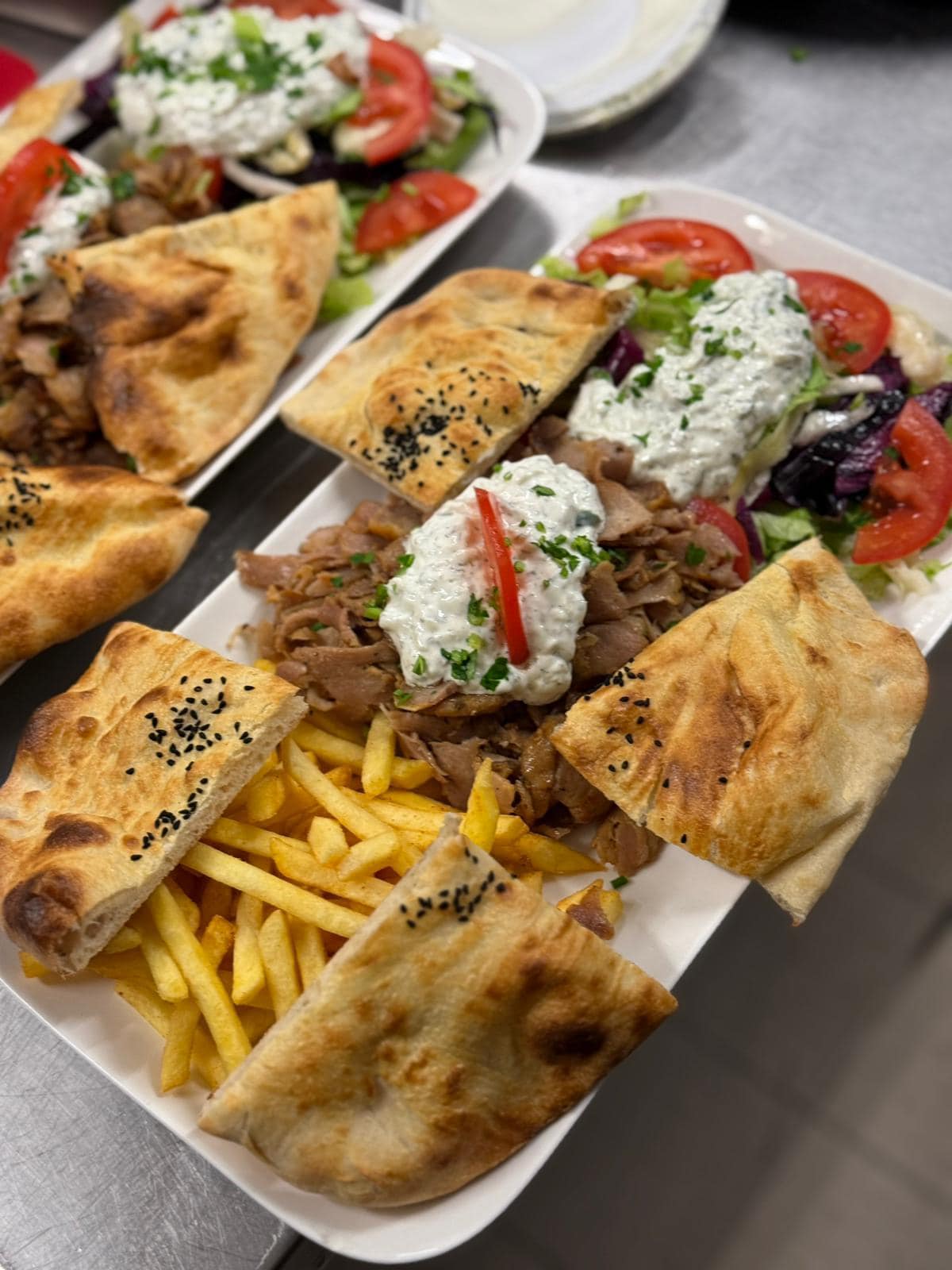 📍 Upper House Aystetten – Der Klassiker neu interpretiert! 🥙🍟
Lust auf einen richtig guten Döner-Teller? Bei uns erwartet euch eine perfekte Kombination aus:
✔️ Zartem Fleisch,
✔️ Knusprigen Pommes,
✔️ Frischem Salat,
✔️ Hausgemachtem Brot
✔️ und cremigem Tzatziki.
Perfekt für alle, die frischen Geschmack und Qualität lieben! 🤩
👉 Schaut vorbei und lasst euch unseren Döner-Teller schmecken. Genuss, der immer wieder begeistert!
📅 Kommt vorbei – wir freuen uns auf euch!
#DönerTeller #UpperHouse #AystettenFood #GenussErleben #FoodLovers