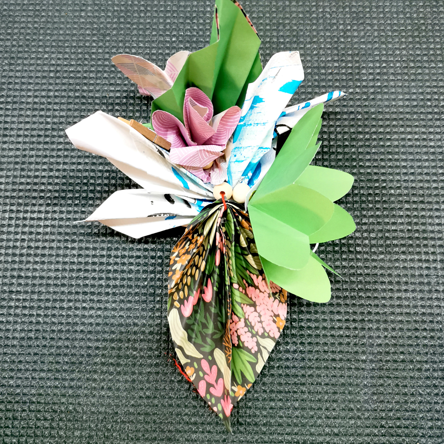 Entre les plis, les mots
Derrière la feuille, un halo
Sous les motifs, une histoire
Au-delà des noeuds, la mémoire 🪷.
🪶 Mathilde Bourdon
📷 Atelier yoga et art-thérapie "Douceur Hivernale" co-animé avec @anouck.rivet
#arttherapie #femmecreative #instaart #instacreation #origami #pliage #artfloral #poésie #poème #fleurdepapier #therapeuteholistique #instapoem #Vitré #artistebretagne #châteaubourg #illeetvilaine #artsvisuels #artthérapeute #unpasunepage #rennesmaville #ecrituretherapeutique #guerisseuse #créativité #fémininsacré