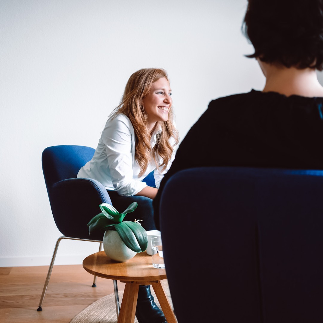 Missverständnisse in Beziehungen: Ein alltägliches Phänomen!🤯
Jeder von uns kennt sie: die kleinen Missverständnisse, die aus einem harmlosen Gespräch schnell zu einem großen Streit werden können. Oft sind es die unausgesprochenen Erwartungen oder die Art und Weise, wie wir Dinge formulieren, die zu Verwirrung führen.
💬 Hier sind einige Ansätze, um Missverständnisse zu vermeiden und die Kommunikation zu verbessern:
1️⃣ Ausbalancierte Haltung einnehmen: Frag dich, ob die Art und Weise wie ihr gerade kommuniziert zielführend ist. Wie würdest du dich verhalten, wenn du ausbalanciert und in deiner Stärke wärst?
2️⃣ Aktives Zuhören: Nimm dir die Zeit, deinem Partner wirklich zuzuhören. Wiederhole, was du gehört hast in deinen eigenen Worten, um sicherzustellen, dass du es richtig verstanden hast.
3️⃣ Fragen stellen: Wenn etwas unklar ist, scheue dich nicht, nachzufragen. Das zeigt Interesse und fördert das Verständnis.
4️⃣ Klarheit schaffen: Sei klar und direkt in deinen Aussagen. Vermeide vage Formulierungen, die zu Interpretationen führen können.
5️⃣ Gemeinsame Lösungen finden: Fragt euch, wie ihr die Situation verbessern könnt, anstatt Schuldzuweisungen zu machen. Teamarbeit stärkt eure Verbindung.
💖 Denkt daran: Es ist okay, eine Diskussion auch zu unterbrechen, wenn es gerade nicht der Moment ist oder ihr nicht ausbalanciert seid. Kommunikation auf Augenhöhe ist der Schlüssel zu einer gesunden Beziehung. Lasst uns gemeinsam daran arbeiten, Missverständnisse zu minimieren und respektvoll miteinander umzugehen!
Was sind eure Erfahrungen mit Missverständnissen? Und was hilft? Teilt eure Gedanken in den Kommentaren! 👇
#beziehung #kommunikation #missverstaendnis #couplegoals #paarcoaching #lifecoach #lifecoachzurich