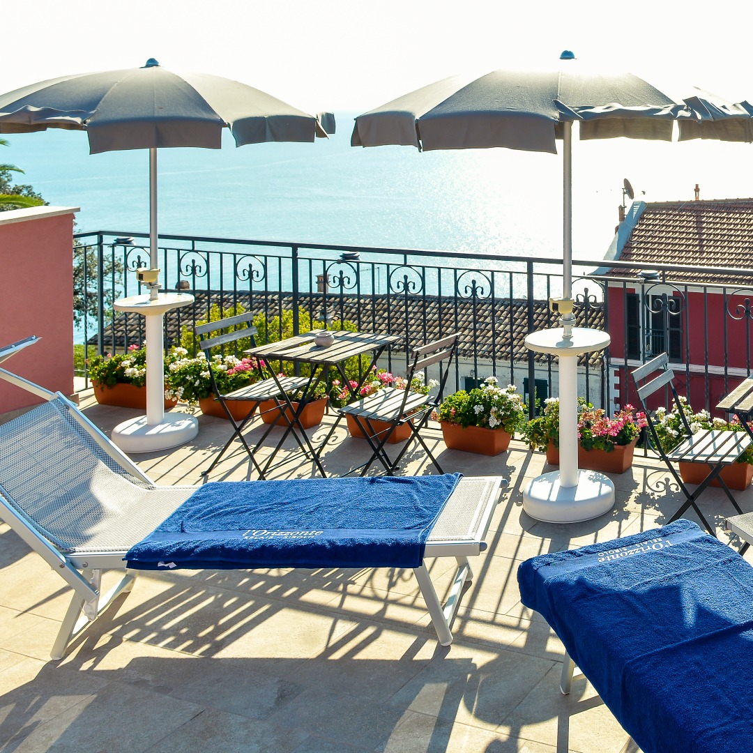 Che fai, ti privi di una vista così spettacolare? 😍
⛱ Dalla nostra terrazza il mondo assume un altro sapore: l'azzurro del cielo e del mare da un lato, le dolci colline dall'altro, la privacy e la tranquillità ... tutto sembra più intenso e magico! ✨
👉🏻Non perdere l'occasione di vivere un momento indimenticabile e di scattare la foto perfetta per i tuoi ricordi. 🤳
Ti aspettiamo qui a L'Orizzonte Relais! 💙
#comfort #relax #bedandbreakfastitaly #relais #rivieradelconerocollidellinfinito #terrazzasulmare #sirolobeach #siroloturismo #estate2023 #marchetourism #italyholiday