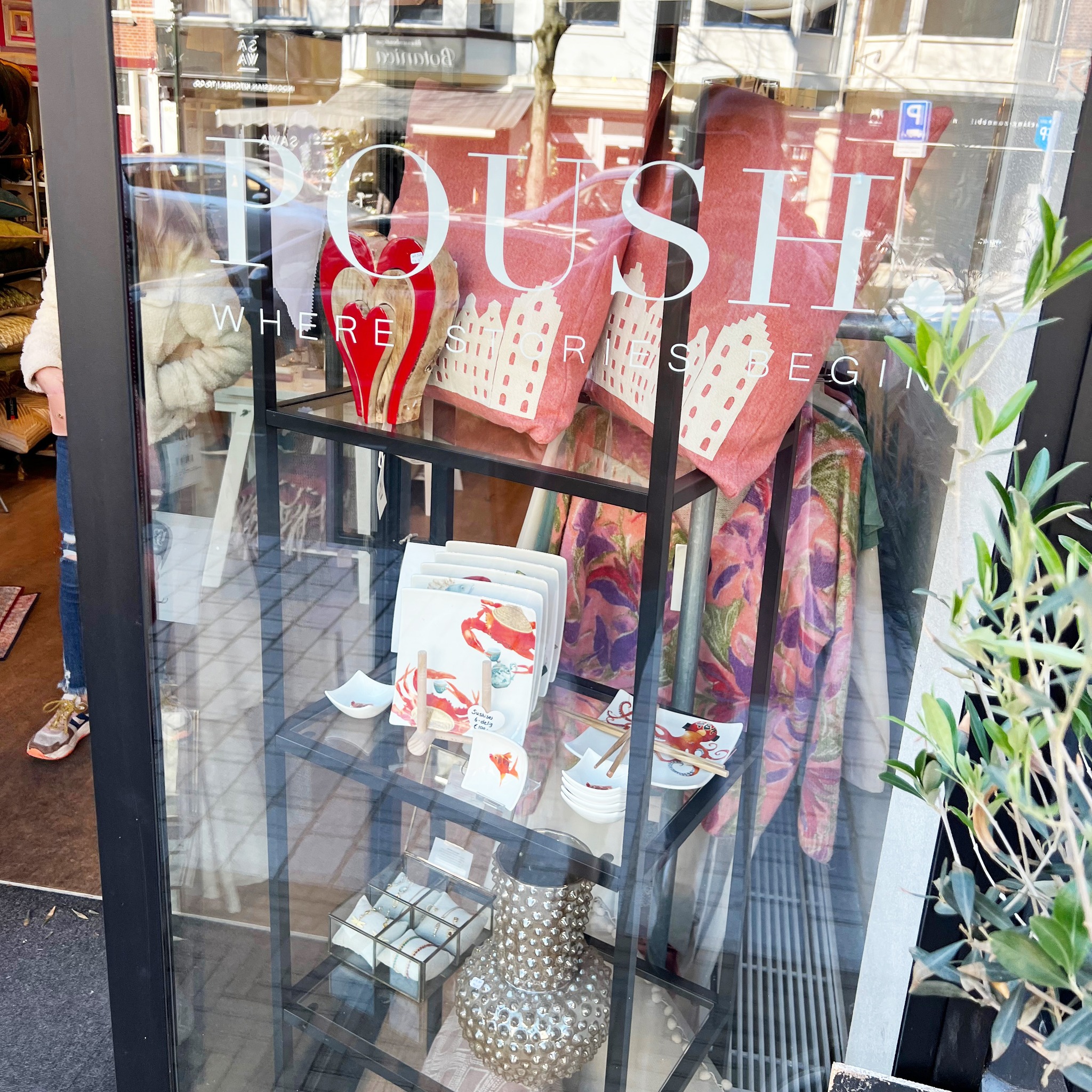 De producten van Bordy's liggen ook bij Poush conceptstores in de winkels Den Haag en Noordwijk.
#conceptstore #denhaag #noordwijk #noordwijkanzee #winkel #cadeau #freddenhaag #sushitime #dutchdesign #verkooppunt #webshopping #bordenmeer #artist #art #sushi #bordenmeteenverhaal #porcelain #borden #bordys