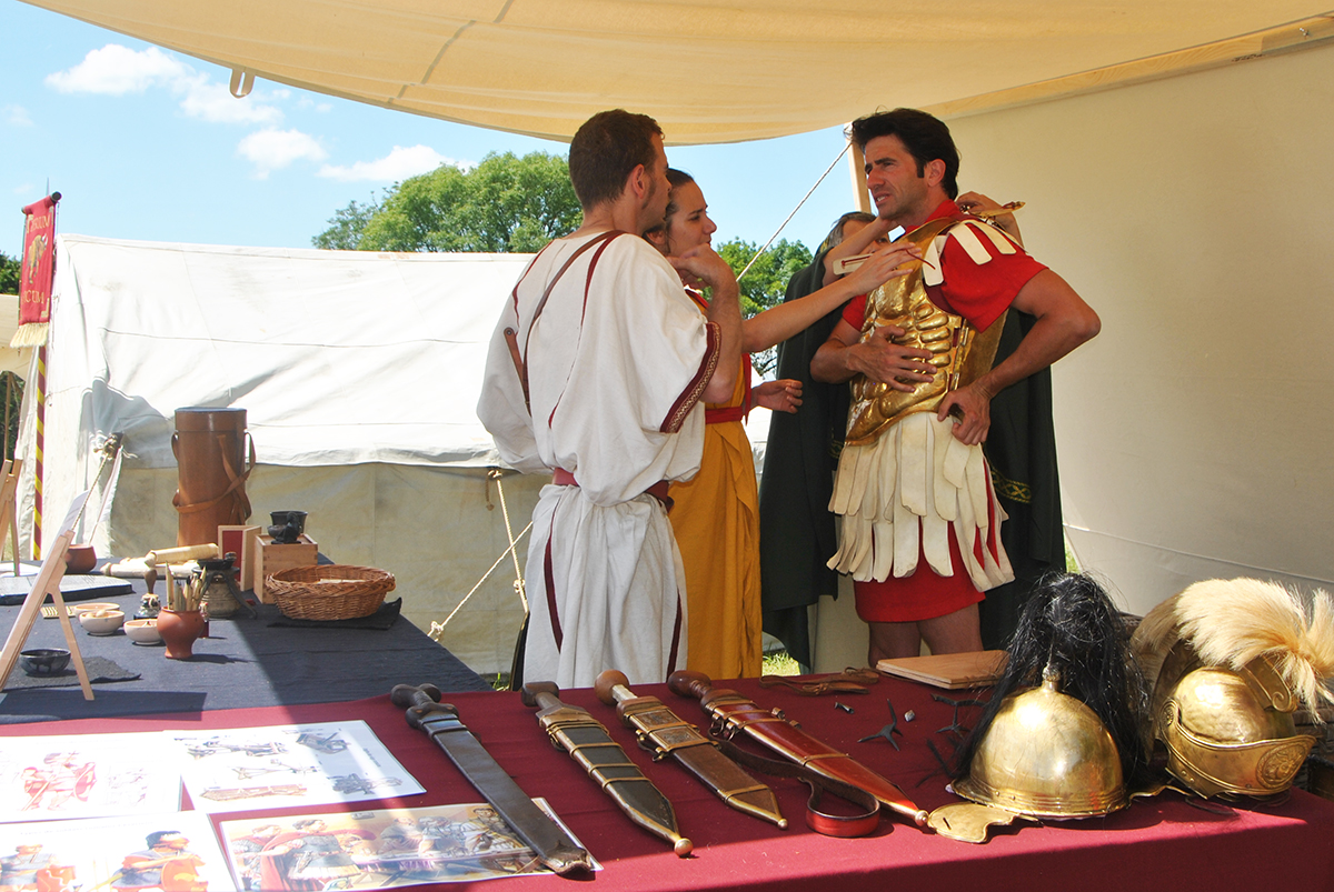Préparation au combat au Camp Romain d'Imperium !
© Franck association projet sainte Germaine
#historia #romeantique #guerredesgaules #combat #animations #événementiel