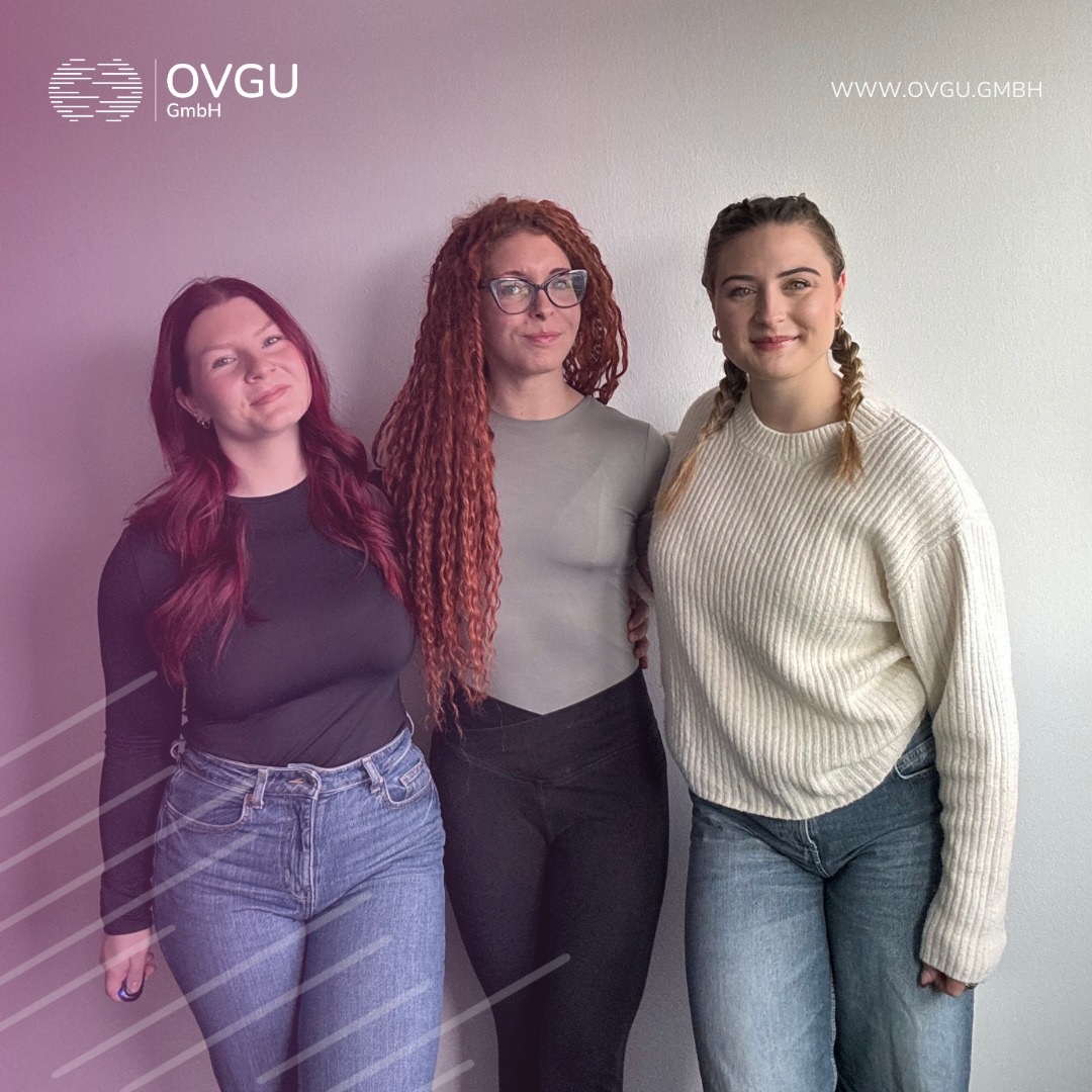 +++ Wir stellen vor: die 3 Powerfrauen der OvGU GmbH +++
Luise, Alex und Lara beweisen, was es heißt, sich nicht nur beruflich, sondern nebenbei auch akademisch weiterzuentwickeln 📚
Luise ist ein echtes Vorbild! Seit Juli 2023 ist sie als Senior Managerin im Bereich Event & Integration Services tätig und hat sich in dieser Position bereits als wertvolles Mitglied unseres Teams und der GmbH erwiesen. Es ist wirklich beeindruckend, wie sie neben ihrer beruflichen Auslastung die Energie aufbringt, ein weiterführendes Studium M. Sc. im Bereich Digital Business Management an der @hsmagdeburgstendal zu absolvieren 🚀
Von der Uni direkt ins Team! 🎓
Unsere Alex hat im April 2023, im Rahmen ihres Studiums (B. Sc. International Business an der @hsanhalt ), ein Praktikum bei uns absolviert. Es hat ihr so gut gefallen, dass sie nach ihrem Praktikum als Werkstudentin bei uns geblieben ist. Nach ihrem Abschluss in diesem Jahr freuen wir uns, sie nun als Business Development Managerin in Vollzeit bei uns begrüßen zu dürfen 👩🎓
Wir freuen uns sehr, dass wir seit November 2023 Lara als studentische Hilfskraft bei uns im Team haben! Sie studiert parallel den M. Sc. Business Economics an der @uni_magdeburg und befindet sich aktuell in der Endphase ihrer Masterarbeit. Nebenbei unterstützt sie uns bereits mit vollem Einsatz in den Bereichen Kooperations- und Projektmanagement 🤝
Diese großartige Möglichkeit ist ein echter Gewinn für beide Seiten! Unsere Mitarbeiterinnen können sich persönlich und beruflich weiterentwickeln, während wir von ihrem neuen Wissen und ihren Fähigkeiten profitieren. Unser Ziel ist es, gemeinsam zu wachsen und die Zukunft der Industrie aktiv mitzugestalten. Es ist eine Investition in die Zukunft – sowohl für unsere Mitarbeiterinnen als auch für unser Unternehmen 💼🌱
#ovgugmbh #ovgu #Frauenpower #Karriere #Bachelor #Master #Motivation #IndustrieUndWissenschaft #Zukunft