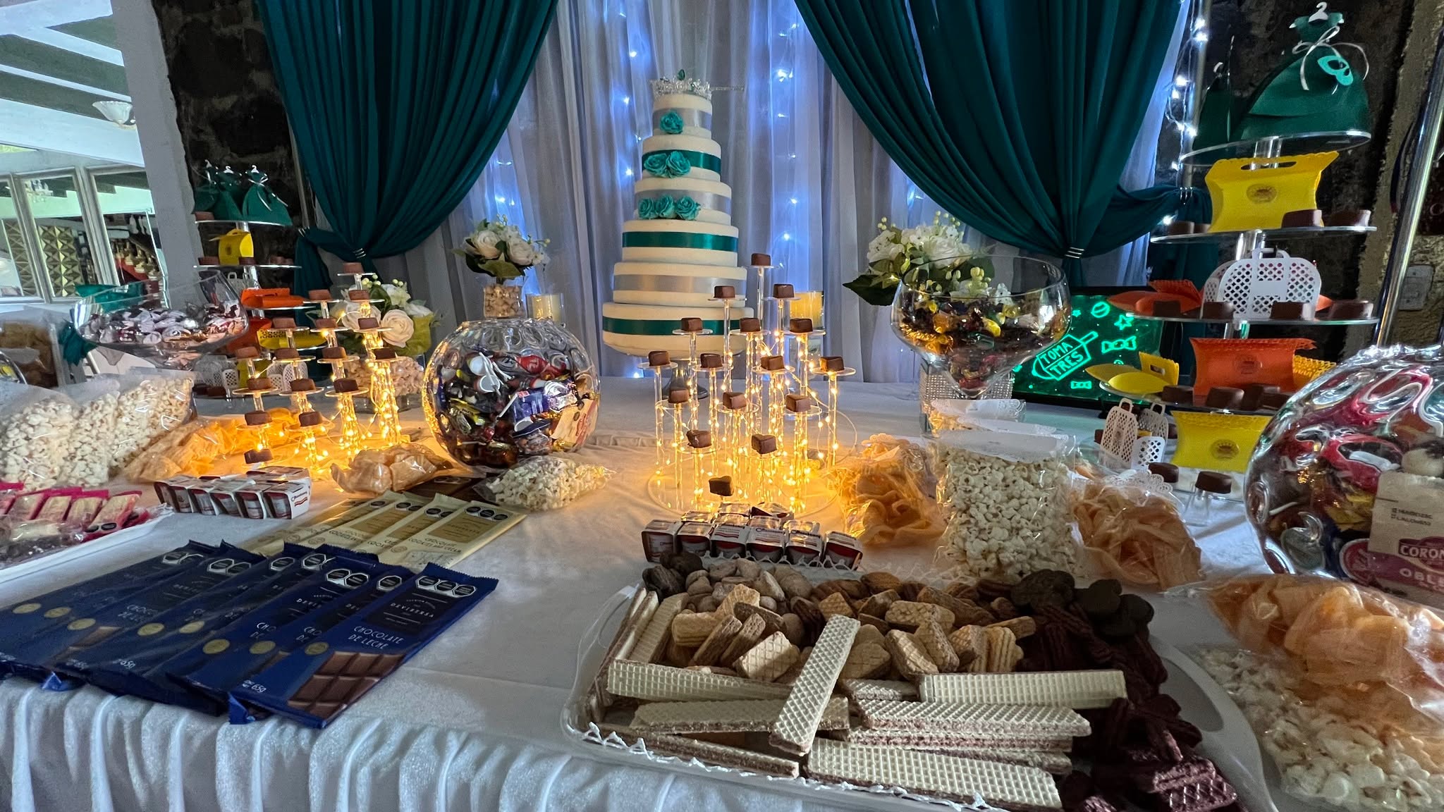 Les presentamos la mesa de dulces que hicimos el pasado 3 de Junio para una fiesta de XV años. Trabajamos alguno colores que la quinceañera eligió y que hacia match con su vestido, como el color verde-azul de cortinas y detalles de cajitas cameo y pastel de fondant. #mesadedulces #mesadulce #mesasdedulces #XVaños