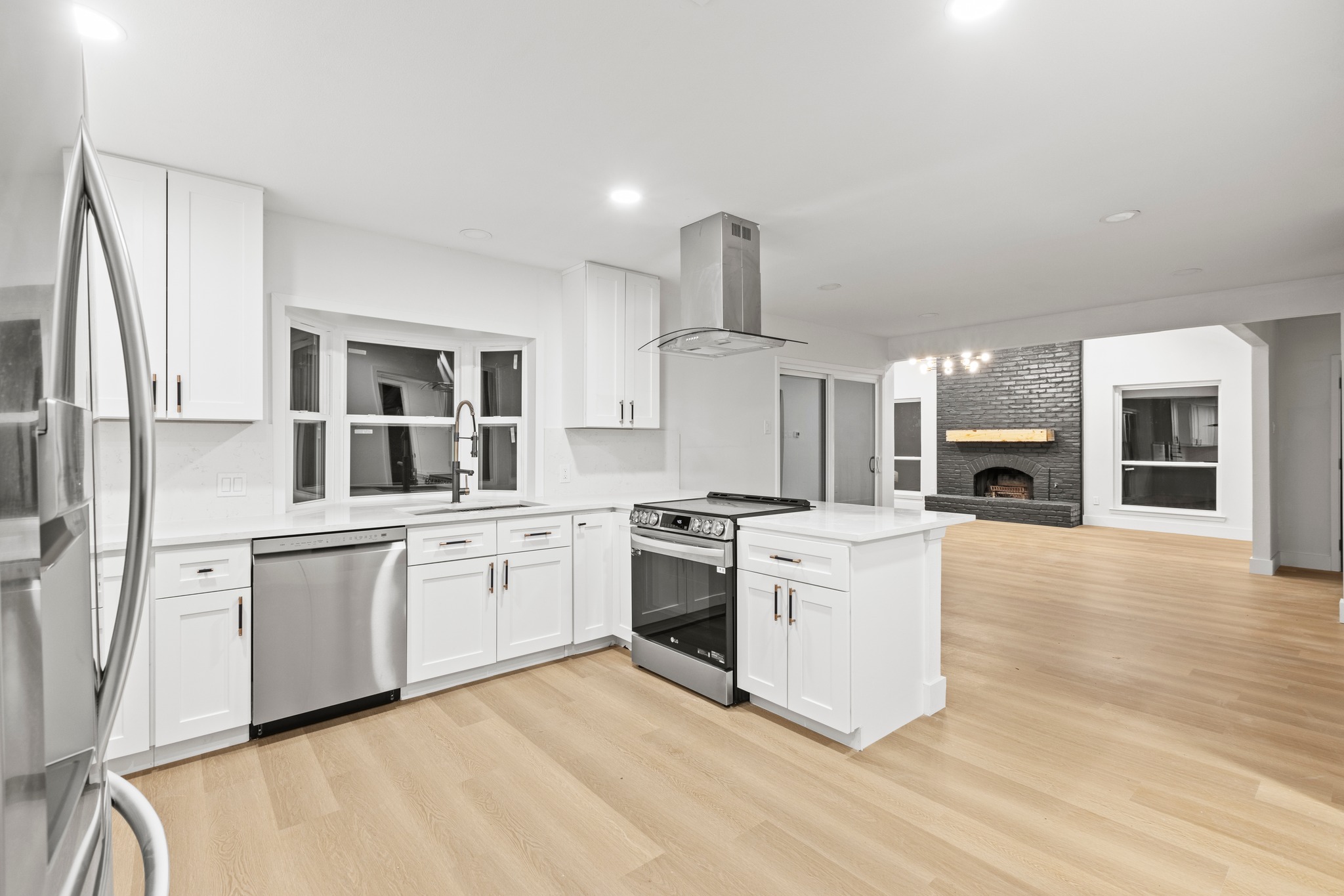 Excited to unveil our latest kitchen-Let us help you create the kitchen of your dreams! Get in touch today.
#KitchenTransformation #OikosContracting #HomeRenovation #CustomKitchen #ModernLiving #oikos #homerestoration