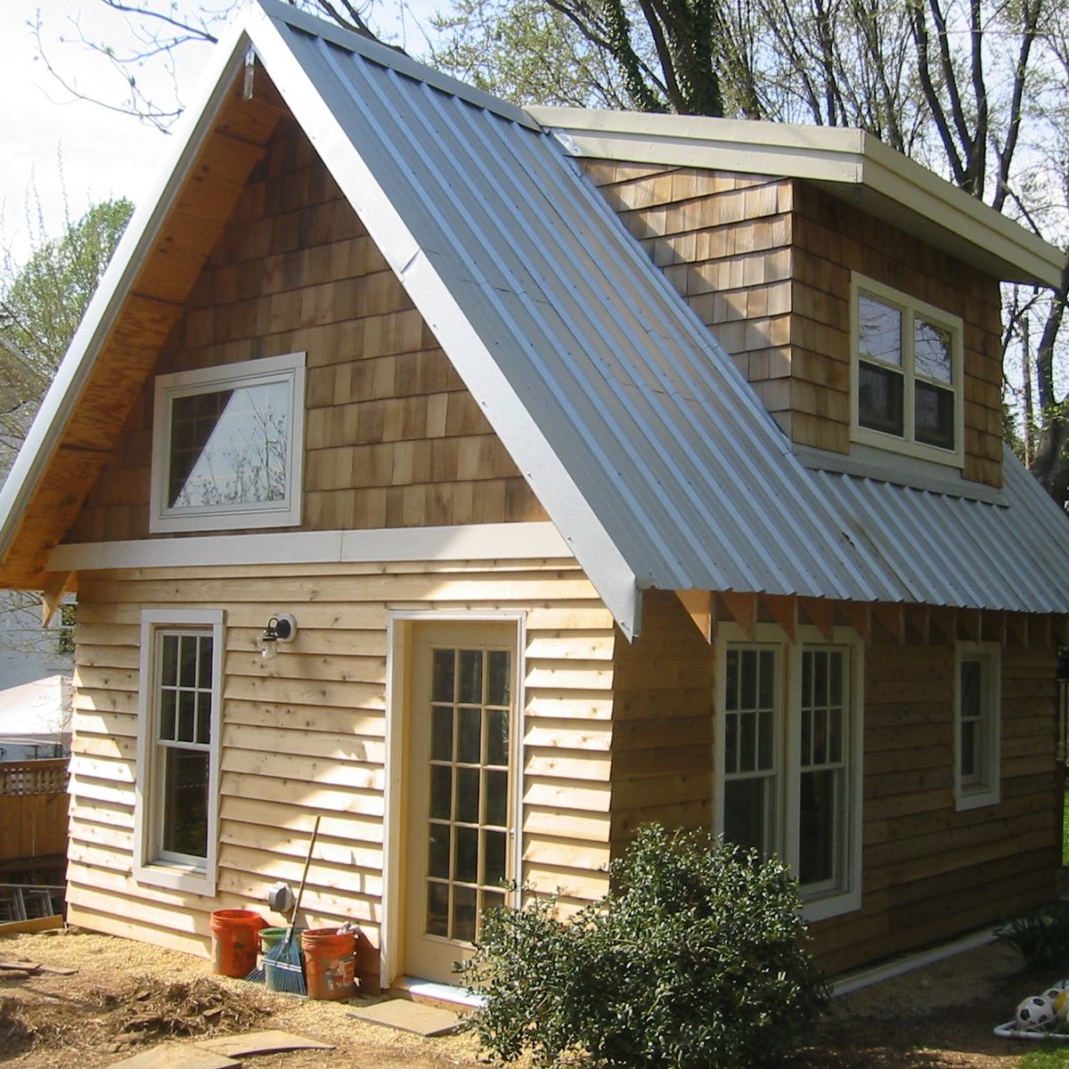 #tinyhomes can be built with #naturalmaterials 🙃
They can be round or squared-off.
Have siding or exterior plaster.
Be urban or rural.
What they have in common is:
super insulating #strawbale walls
humidity regulating #clayplaster inside
small footprint with #integratedstorage
cooling #livingroofs
and lots of #salvage building materials!
#buildnaturally #smallfootprintliving #miniarchitecture #naturalarchitecture #designlikeagirl