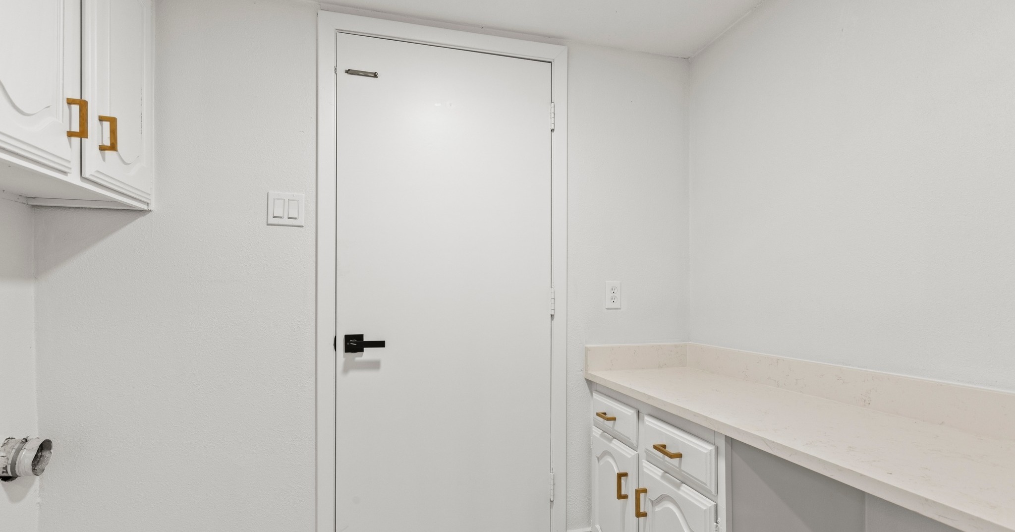 Laundry Room Transformation!
Who says laundry rooms can't be as stylish and functional as the rest of your home? Oikos Contractors just wrapped up a refresh that proves they absolutely can—and should! Dive into a laundry room makeover that blends practicality with sheer elegance! 🎨🔧
#LaundryRoomLove #HomeMakeover #OikosContracting #InteriorDesign #HomeRenovation #oikos #homerestoration