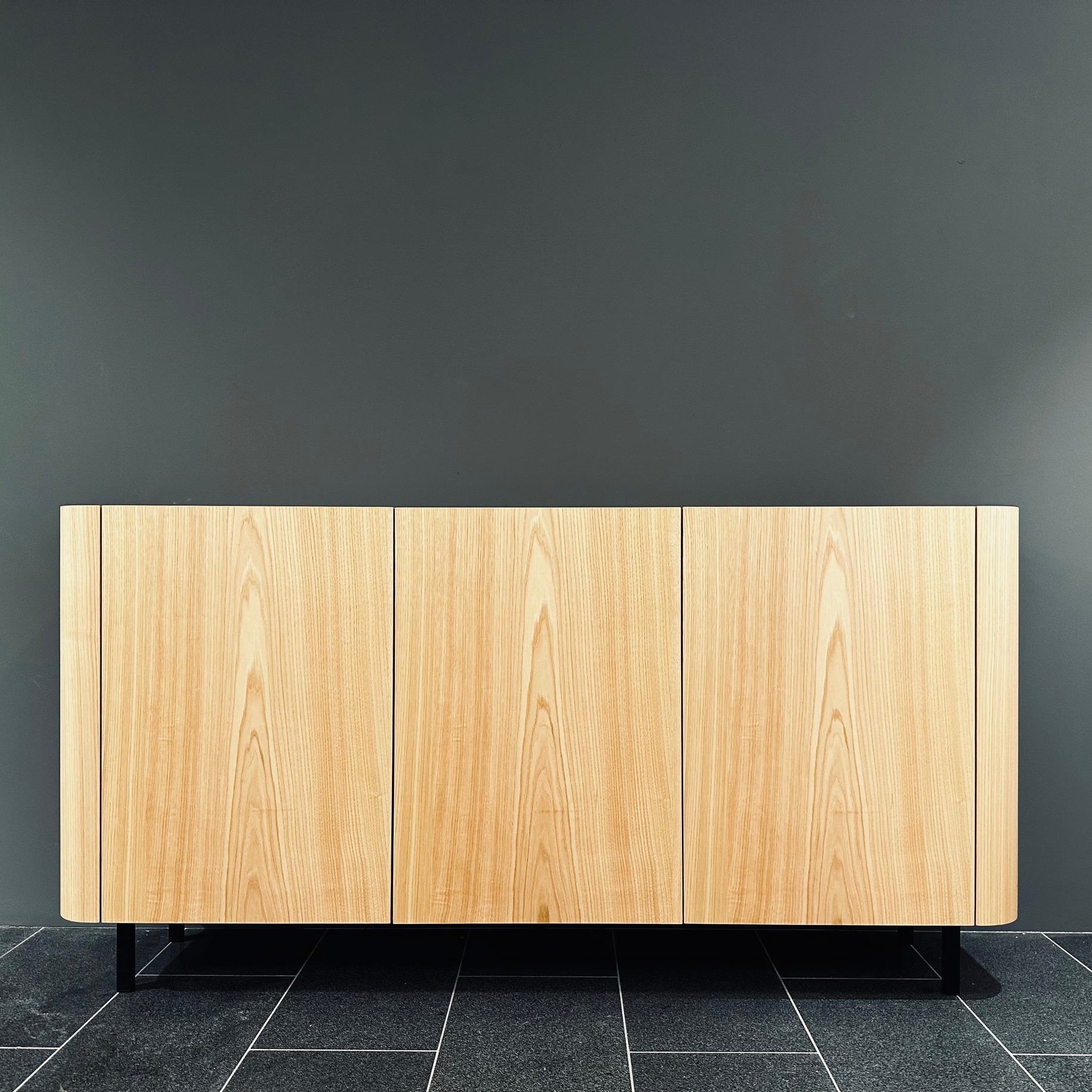 Handwerkskunst✨
Unser Lehrling hat es geschafft! Dieses modulare Möbelstück aus lackierter Kastanie, inklusive furnierter Rundungen, wurde komplett in Eigenarbeit hergestellt. Kombiniere es nach Belieben und gestalte dein Zuhause individuell.
#Handmade #ModularFurniture #InteriorDesign #Kastanie #Lehrling #Einzigartig #Selbstgemacht