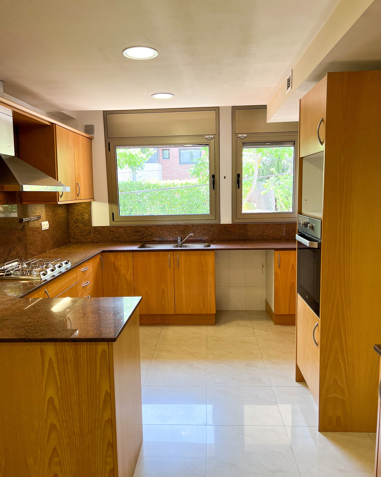 🌟🏠 Vive el lujo y la comodidad en este maravilloso piso de Sant Cugat, ubicado en el prestigioso barrio de L'Eixample. Este hogar es perfecto si buscas espacio, diseño y un toque exclusivo.
✨ 148 m² construidos más una hermosa terraza de 27 m² orientada al sur.
🌳 Piscina y zona ajardinada para disfrutar de la tranquilidad.
🛌 4 dormitorios exteriores (uno con baño incorporado).
🚗 ¡3 plazas de parking y trastero de 6 m² incluidos en el precio!
Además, está equipado con aire acondicionado y calefacción por suelo. ¿Qué más se puede pedir?
Contacta con nosotros y conoce más detalles:
📧 info@inmoneddermann.com
📞 +34 93 410 19 29
#ViviendaDeLujo #SantCugat #PisoDeEnsueño #NeddermannInmobiliaria #InmobiliariaBarcelona