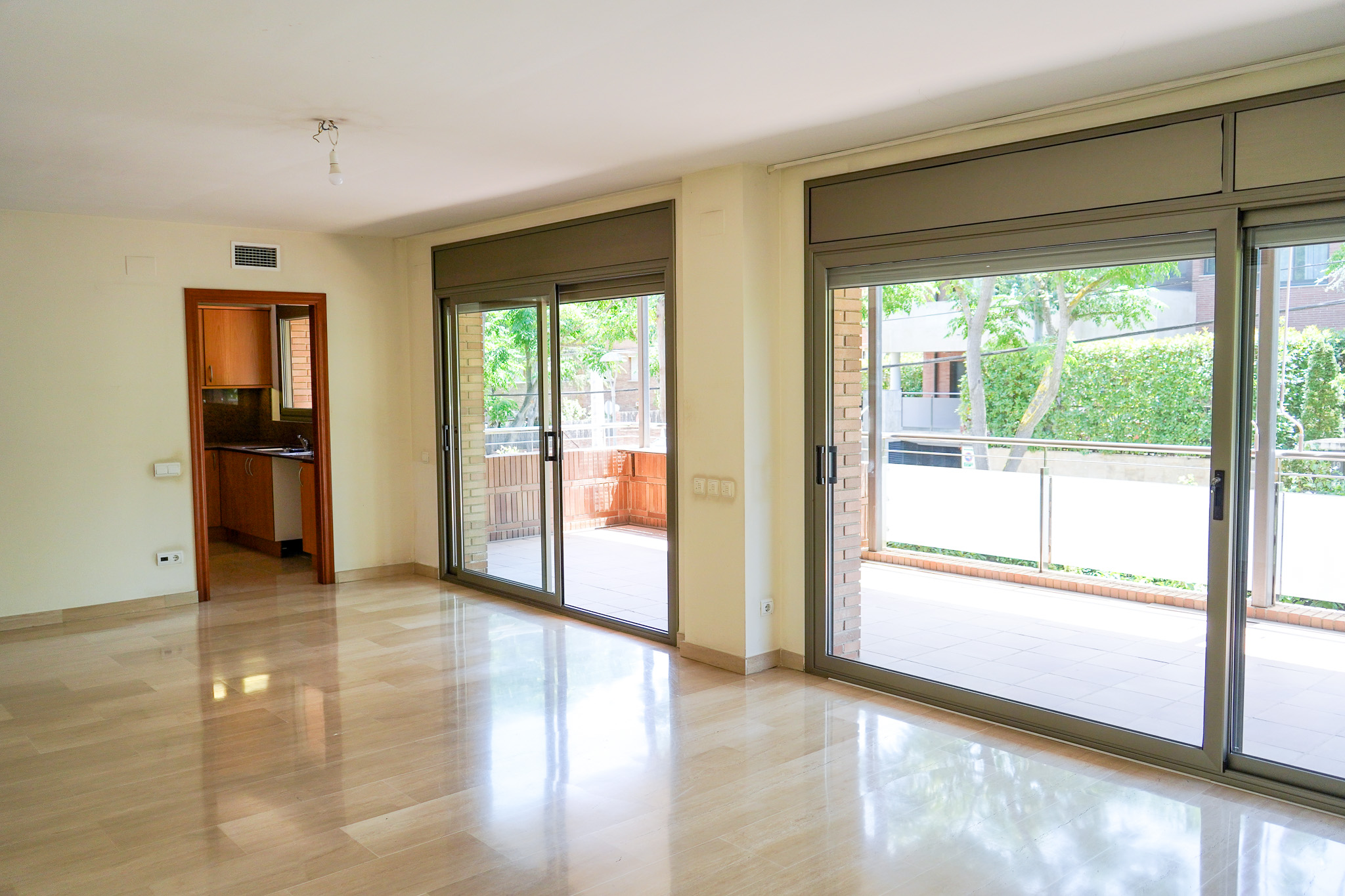 🏡✨ ¡Este impresionante segundo piso real en Sant Cugat podría ser tu próximo hogar! 🌿 Situado en L'Eixample, una de las mejores zonas de la ciudad, este piso exterior a tres vientos te ofrece todo lo que necesitas:
148 m² construidos + 27 m² de terraza orientada al sur.
4 dormitorios exteriores (3 dobles y 1 individual).
Amplio salón-comedor de 35 m² con salida a terraza.
Piscina y zona ajardinada para disfrutar del aire libre.
3 plazas de parking y trastero incluidos.
Además, tendrás la comodidad de aire acondicionado por conductos y calefacción radial por suelo. ¡Una joya que no puedes dejar pasar!
🌟 ¿Quieres más información? Escríbenos o llámanos.
📧 info@inmoneddermann.com
📞 +34 93 410 19 29
#SantCugat #PisoEnVenta #ViviendaExclusiva #InmobiliariaBarcelona #NeddermannGestiónInmobiliaria
