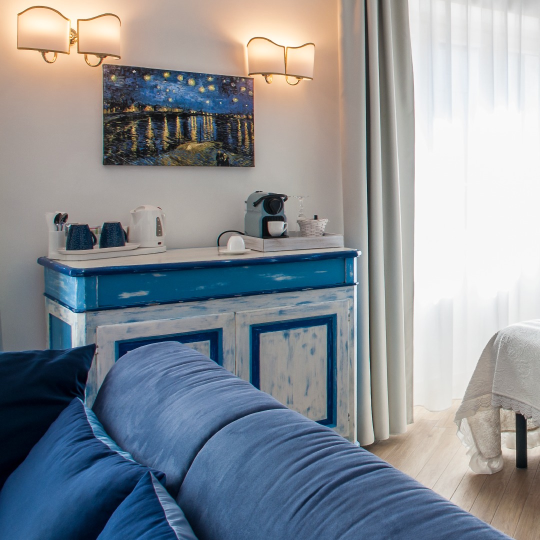 Come in una notte stellata...🌌
Lasciati ispirare dalla nostra camera Van Gogh e immergiti in un mondo magico di stelle, sogni e serenità.😌💙💫
👉🏻Qui al Relais L'Orizzonte ogni notte diventa un capolavoro! 😊
#relais #sirolo #rivieradelconero #rivieradelconeroecollidellinfinito #marchetourism #marchetourismnetwork #vangogh #terrazzasulmare #settembre