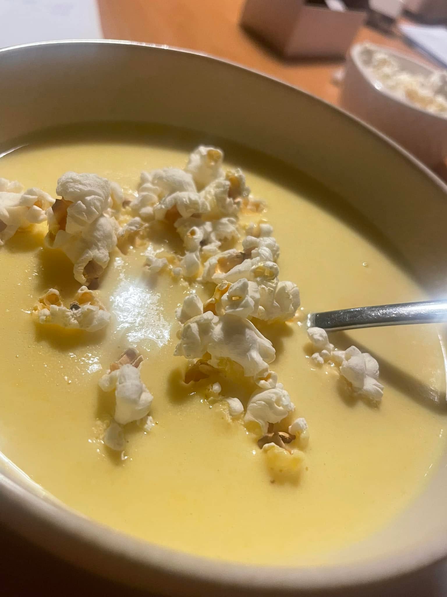 🌽 Feinschmecker aufgepasst! 🌽
Heute im Upper House: Unsere köstliche Maiscreme-Suppe, verfeinert mit einem besonderen Twist – knusprigem Popcorn! 🍵✨
Ein Genuss für alle Sinne – cremig, warm und mit einer überraschenden Crunch-Note. Perfekt, um sich in gemütlicher Atmosphäre verwöhnen zu lassen.
📅 Nur heute als Tagesspecial verfügbar!
📍 Upper House, Aystetten
👉 Kommt vorbei und erlebt den Geschmack!
Lust auf mehr? 🍽️ Wir freuen uns auf euch!
#UpperHouse #MaiscremeSuppe #PopcornLiebe #Tagesspecial #Hochgenuss #AystettenEats #FoodieMoment