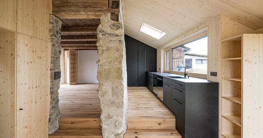 Der Umbau des geschützten Wöschhüsli in Brütten verbindet historische Bauelemente mit modernster Küchentechnik. Der Innenausbau aus Fichte 3-Schicht, sauber an das bestehende Mauerwerk angepasst, verleiht dem Raum eine warme und einladende Atmosphäre. 🏡
Mit einer Elbauküche, die mit einem SuterInox Becken und einem Bora Professional ausgestattet ist, erlebt man höchste Funktionalität. Die Naturstein-Abdeckung von Peterer Natursteine und die pflegeleichten Formex Fenix Fronten runden das Design perfekt ab. @elbaukuechen @suterinox @peterernatursteine @boracookingsystems @elbaukuechen @bparchitekten
#Küchenbau #Brütten #SchweizerQualität #Küchenkunst #KlassischeKüche #ZeitloseEleganz #Küchenästhetik #Handwerk #Limmattal #Urdorf #Küchenliebe #Neueküche #Design #Innenausbau