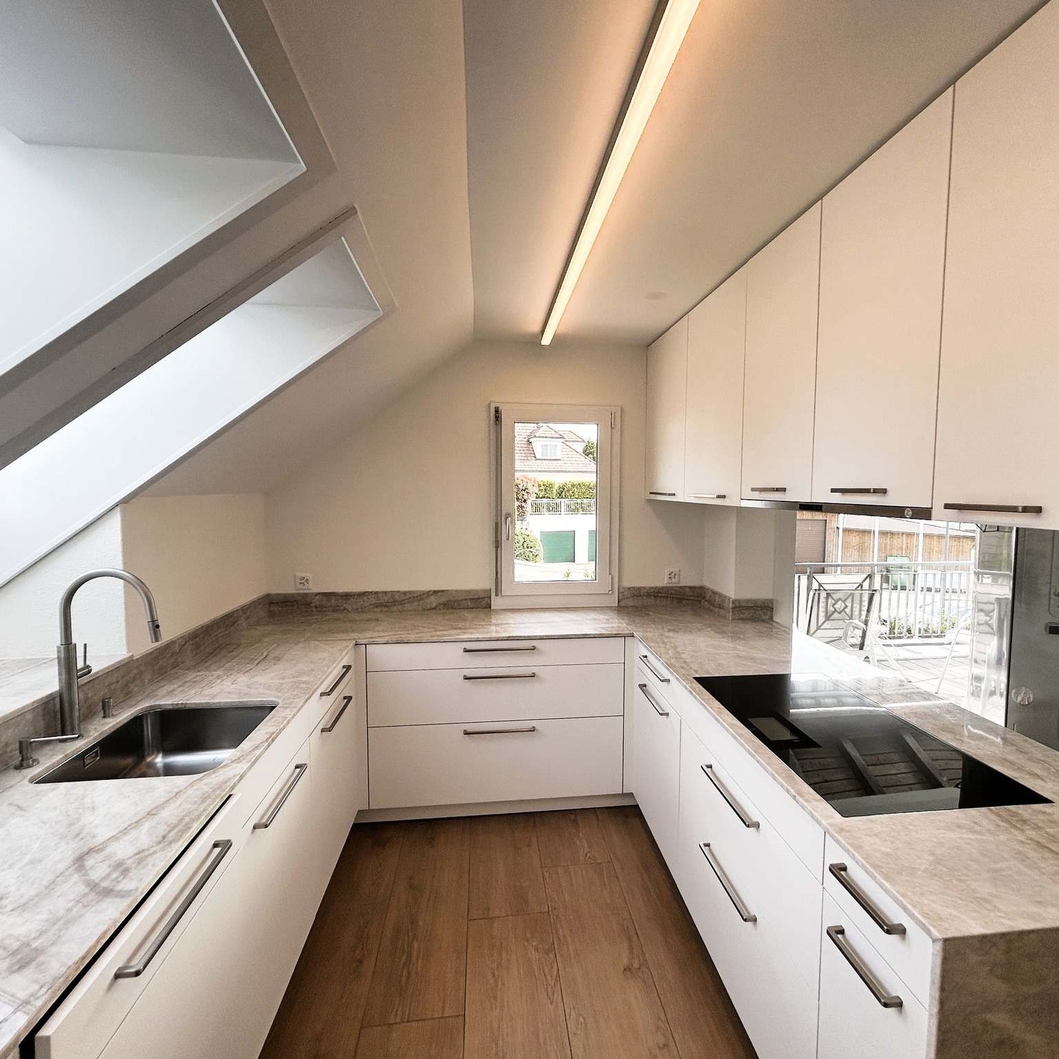 Moderne Eleganz trifft auf praktische Raffinesse ✨
Diese Küche wurde perfekt in die Dachschräge integriert und zeigt, wie stilvolles Design und Funktionalität harmonieren können.
Die wunderschöne Taj Mahal Granitabdeckung verleiht dem Raum eine luxuriöse Note, während das hochwertige Becken von Suter und die elegante Design-Armatur von Gessi das Gesamtbild vollenden.
#Bauleitung #GranitExklusivität #Küchenästhetik #KüchenDesign #Handwerk #Küchenliebe #Neueküche #Dachschräge #Küchenbau #Design #Urdorf
@haecker_kuechen @paradisa_gmbh @suterinox @vzug