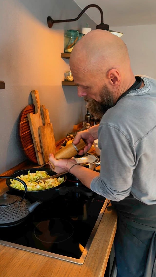 Für euer heutiges Mittagessen könnte Xaver eine leckere Inspiration liefern: Weißkrautnudeln, reich an Vitamin B und C, werden zusammen mit Zwiebeln, Knoblauch und Chili scharf in Olivenöl angebraten (Achtung, nicht zu heiß!). Dazu passen Chinakohl mit seinen gesunden Senfölen und Karotten, die hervorragend für die Augen sind. Serviert wird das Ganze mit Vollkornnudeln und einem frischen Radiccio-Salat. Zum Abrunden mit etwas Rosmarin abschmecken – einfach köstlich und schnell gemacht! Eure Hiemers
#diehiemers #gesundheit #sogehtgesundesleben #essen #foodinspiration #eathealthy #health #gesunderschlaf #besserschlafen #wohlbefinden #schlafqualität #epigenetik #yinyoga #wasesseichheute