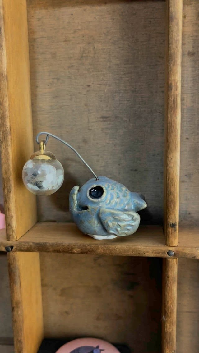 If you have not see the videos of the 4 inch black female anglerfish swimming to the surface before passing away… what side of the internet are you on? Have you seen the anglerfish video?
.
I’ve been making these sea dwellers as part of my Kwarplings ceramic series and it only seems fitting to make one in honor of that little girl. New piece to come…
.
#Anglerfish #anglerfishart #anglerfishsculpture #blackanglerfish #ceramics #pottery #anglerfishjourney