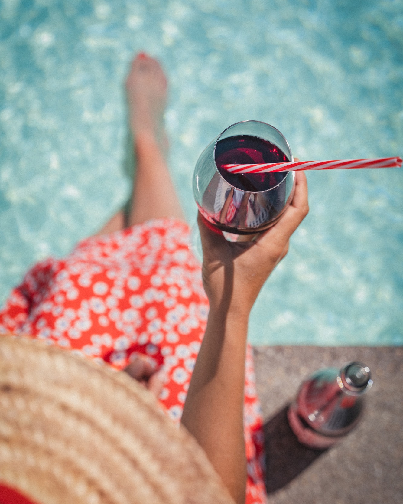 Les températures baissent mais le soleil brille encore ! Pour bien commencer le week-end, rien de mieux qu'un verre de sangria rouge Loreak pétillante et fruitée, produite au Pays basque. 🍷✨