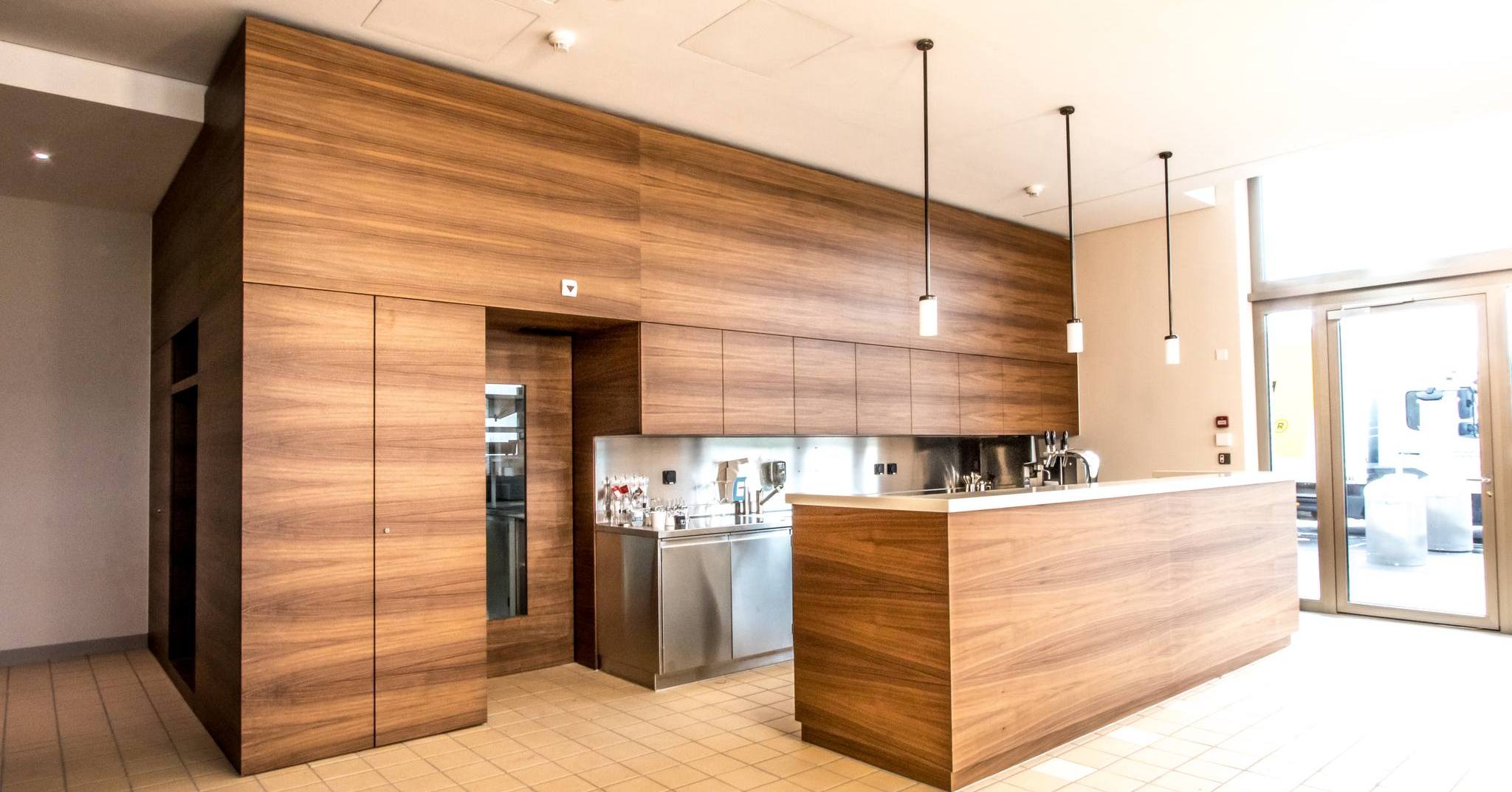 Selbst furniert in der Werkstatt ✨
Alles aus Nussbaum. Bistroküche & Empfang in neuem Glanz!
#Handarbeit #Nussbaum #Bistroküche #Empfang #InteriorDesign