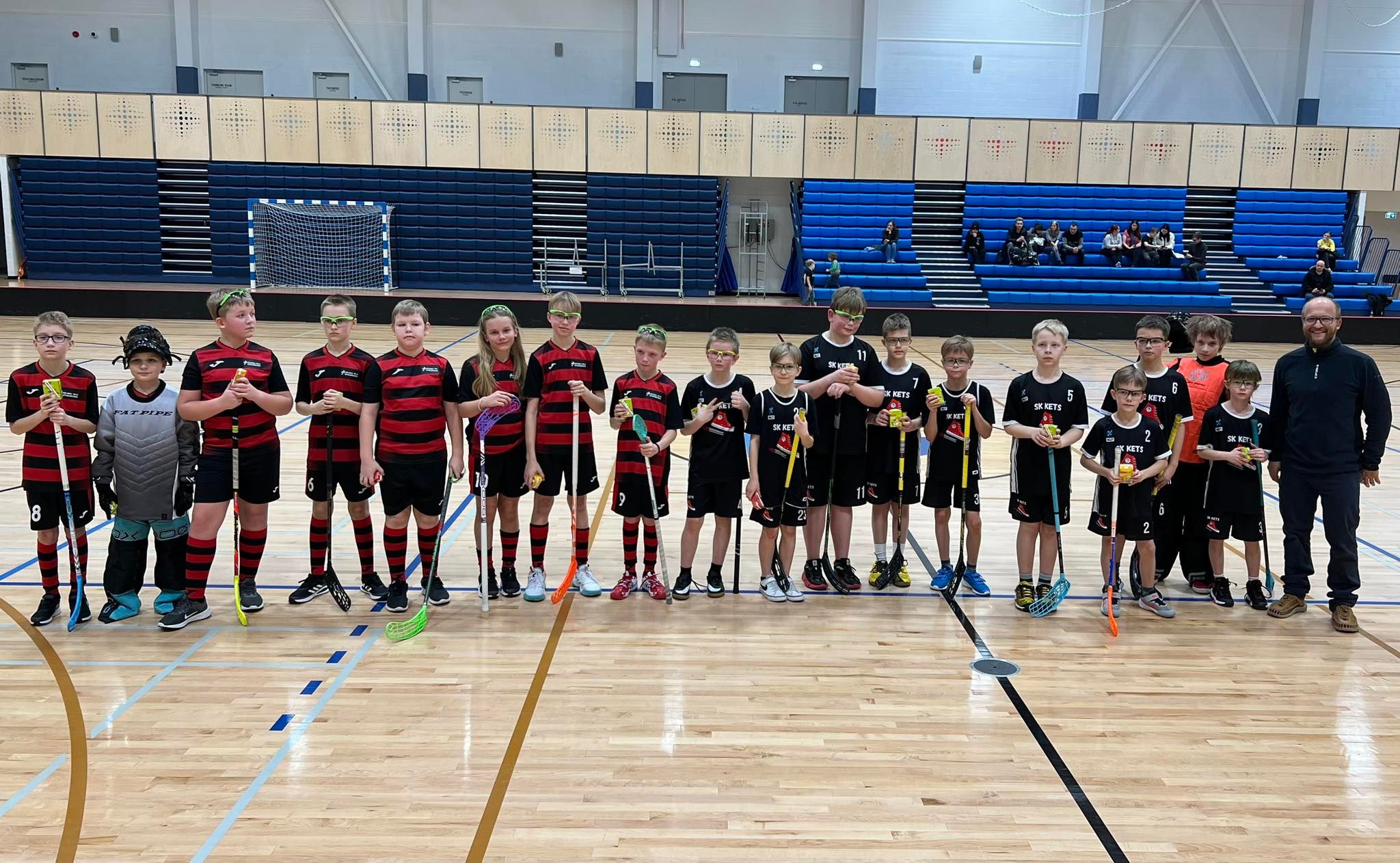 Saalihokipoistelt hooaja parim mäng!
Käisime reede õhtul sõprust sobitamas Märjamaa saalihokilastega.
Endast vanemate ja suurtemate lastega mängides saime väärtusliku kogemuse. Mängupilt läheb järjest paremaks ning mängu kiirus järjest kasvab.
Läksime kiirelt 2:0 juhtima ning esimese kolmandiku võitsime 2:1 , teisel ja kolmandal meil kahjuks väravat lüüa ei õnnestunud, võimalusi oli aga lõppvormistamist peame harjutama, lõpu poole väsisime, ning tuli vast võtta 2:6 kaotus.
Aga pole hullu, mäng näitas , et liigume õiges suunas.
Järgmine nädal juba U-10 Eesti meistrivõistlused Õismäel.
Aitäh lastevanematele kaasaelamise eest.
Saalihoki on väga nakkav mäng.
#saalihoki #spordikoolkets #märjamaa